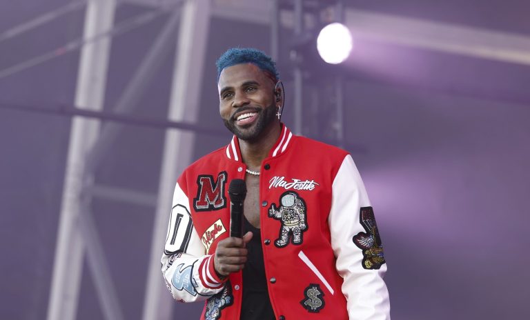 WATCH: Jason Derulo tips Nebraska waiter $5,000, covering his semester tuition