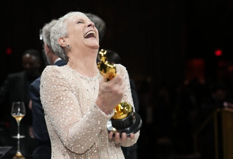 WATCH: Jamie Lee Curtis declares her Oscar will have they/them pronouns