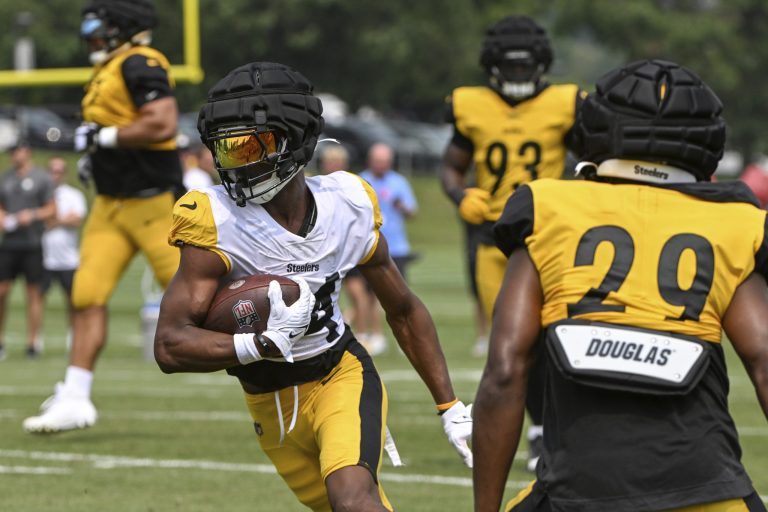 Steelers host youth football team at camp after players lose teammate in explosion