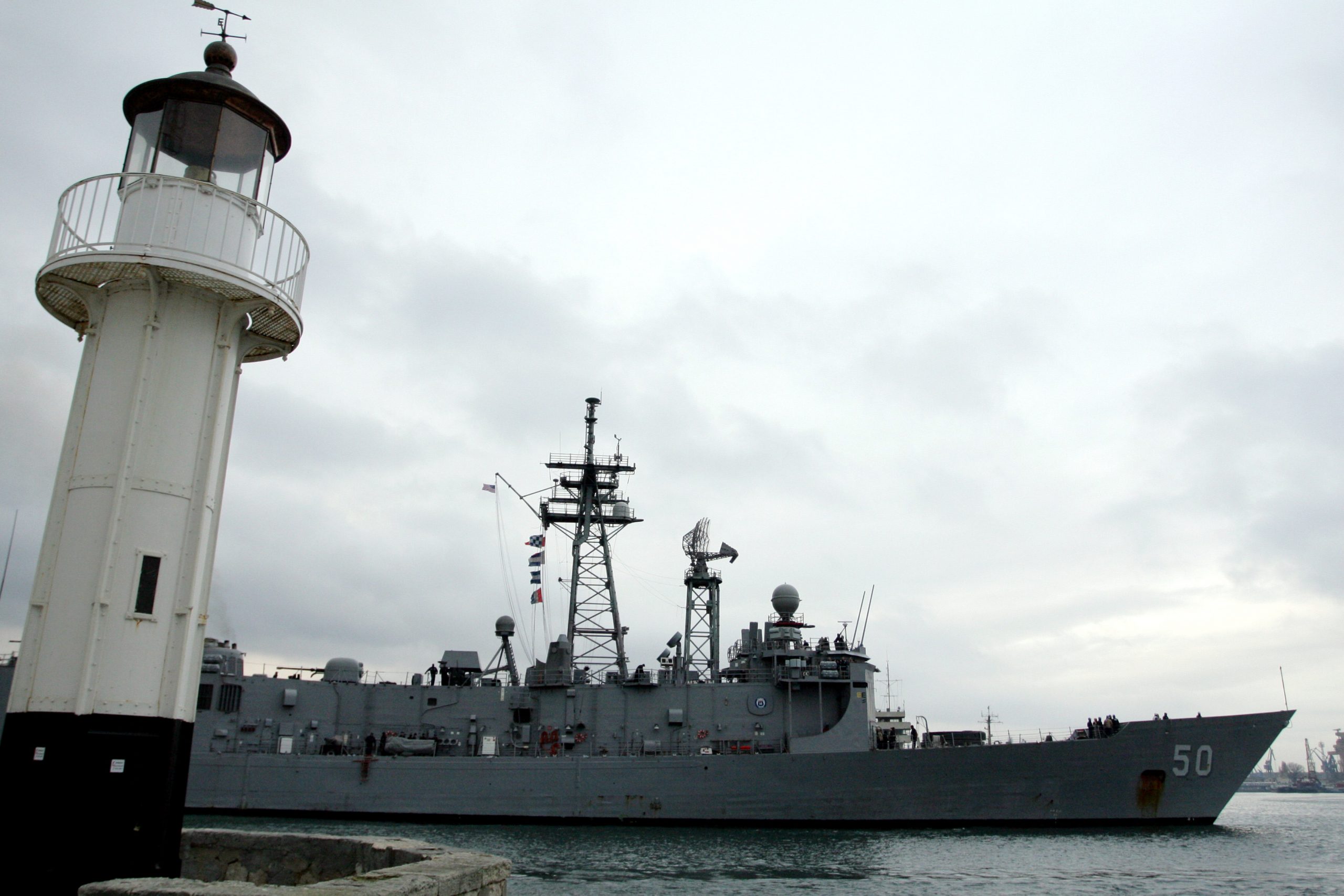 US warship deployed near Sochi runs aground