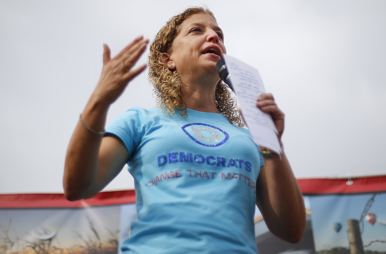 Delegates cheer Wasserman Schultz for leaving to join Clinton