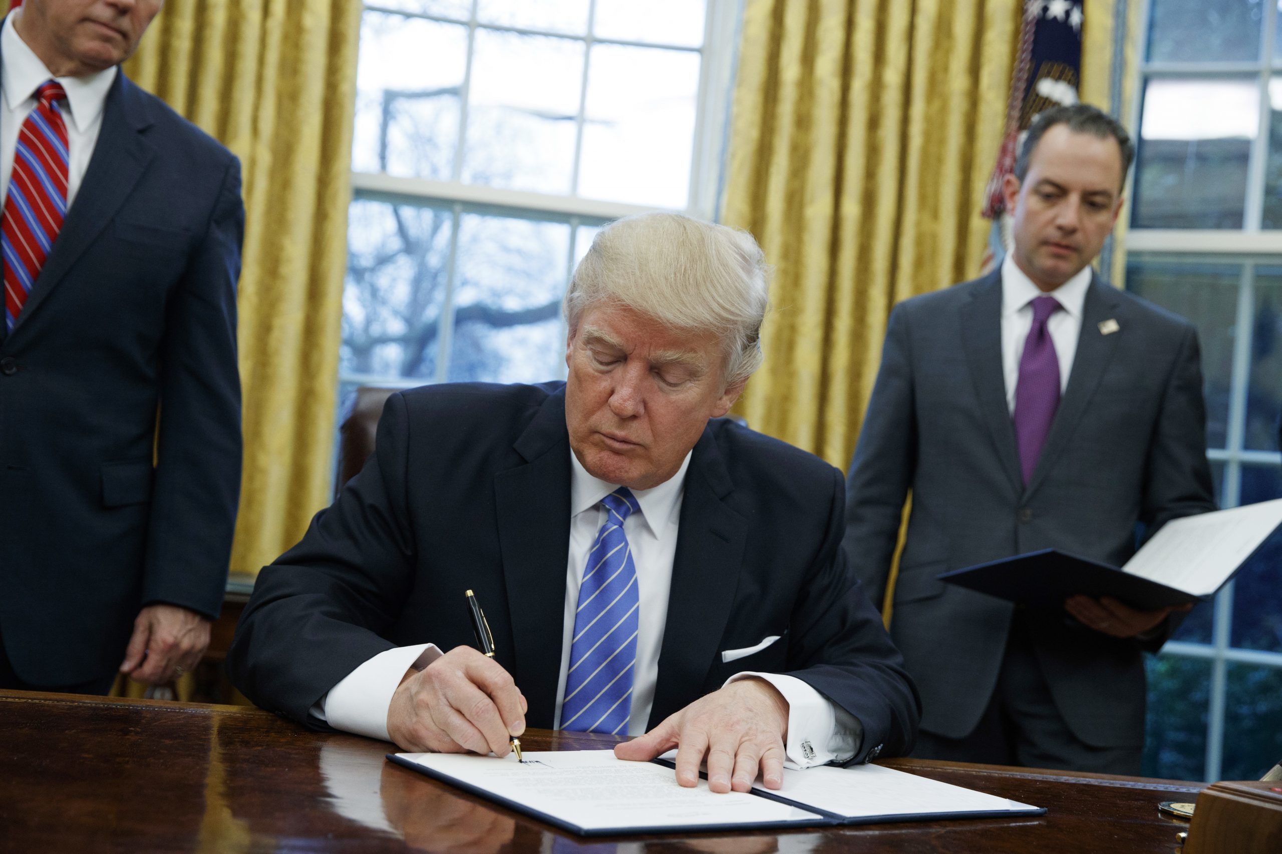 Trump meets with auto executives to pitch US manufacturing