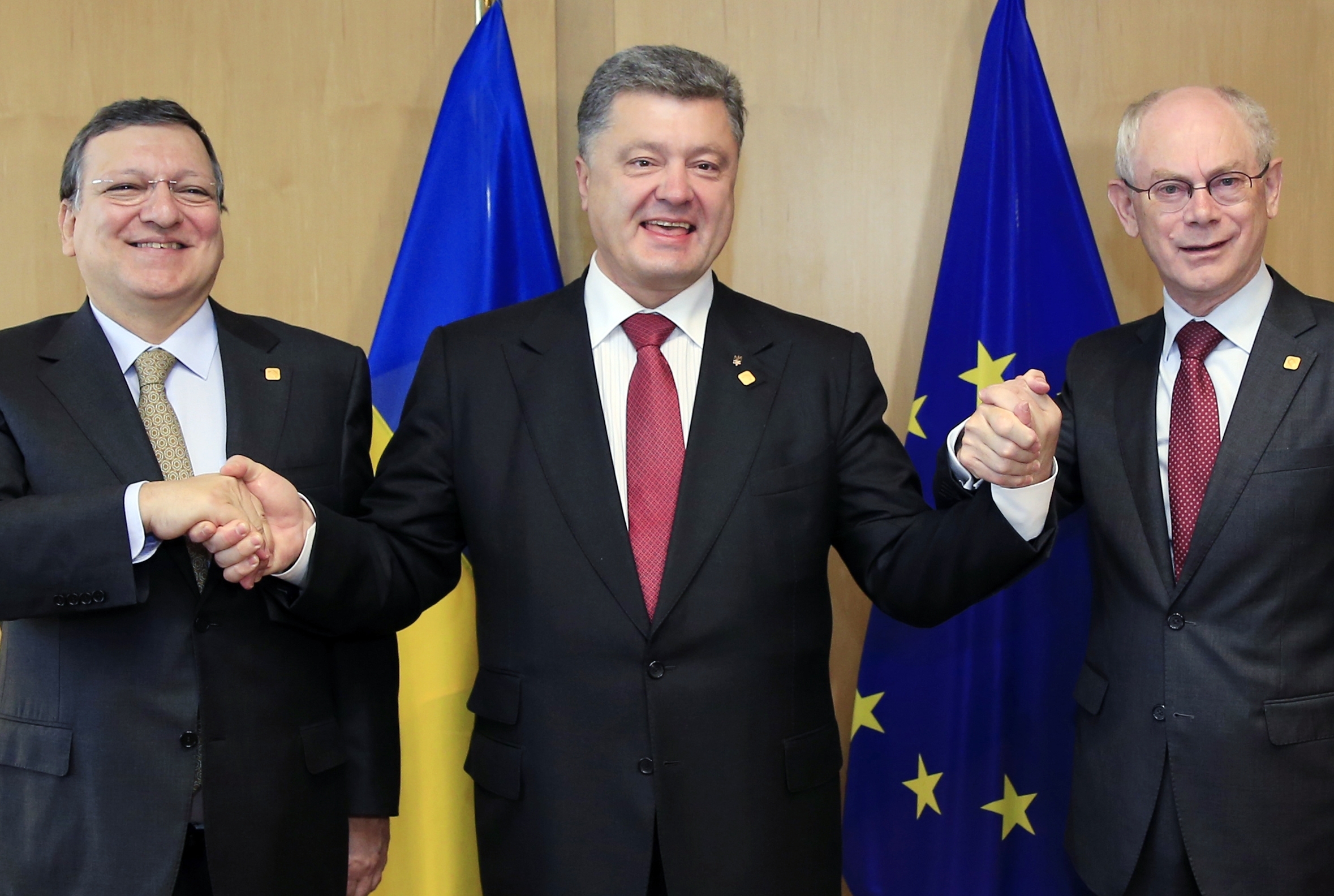 Ukraine signs historic EU pact, snubbing Russia
