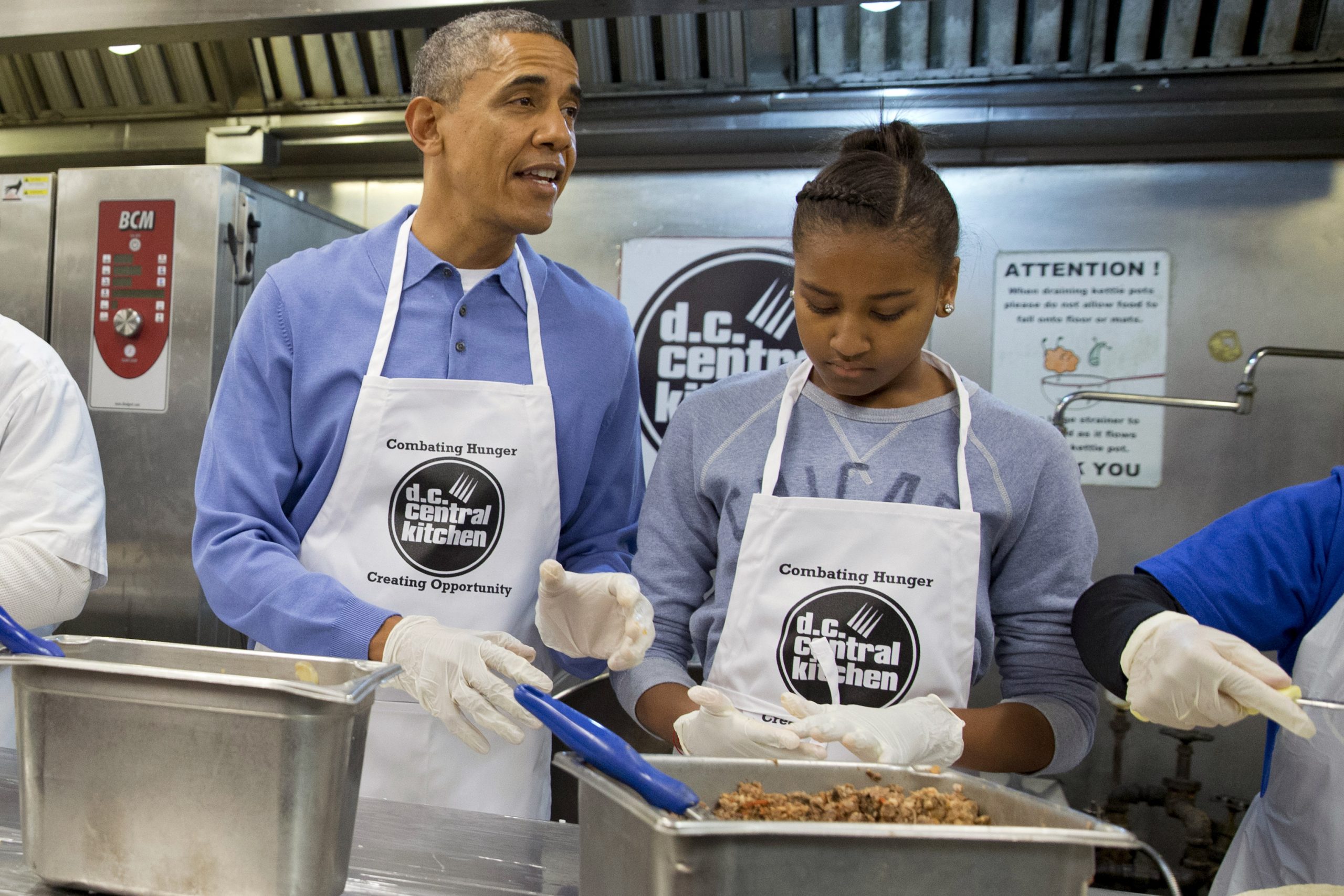 Obama marks Martin Luther King Day with service project