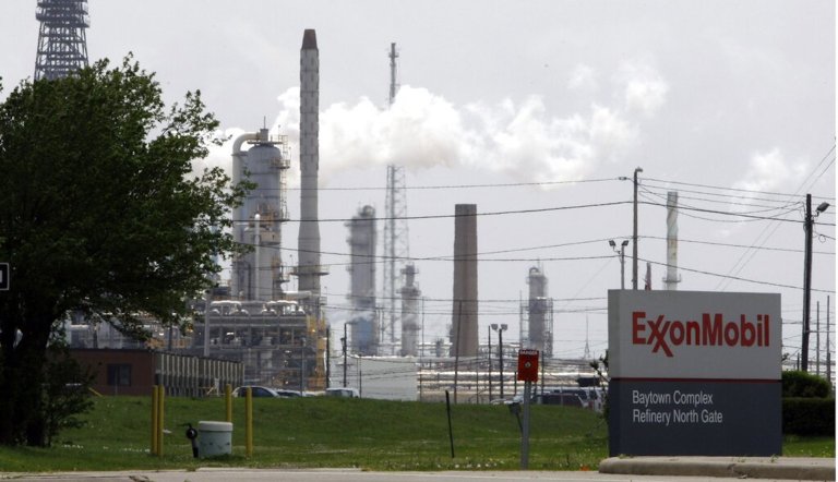 Four injured in Texas oil refinery plant fire