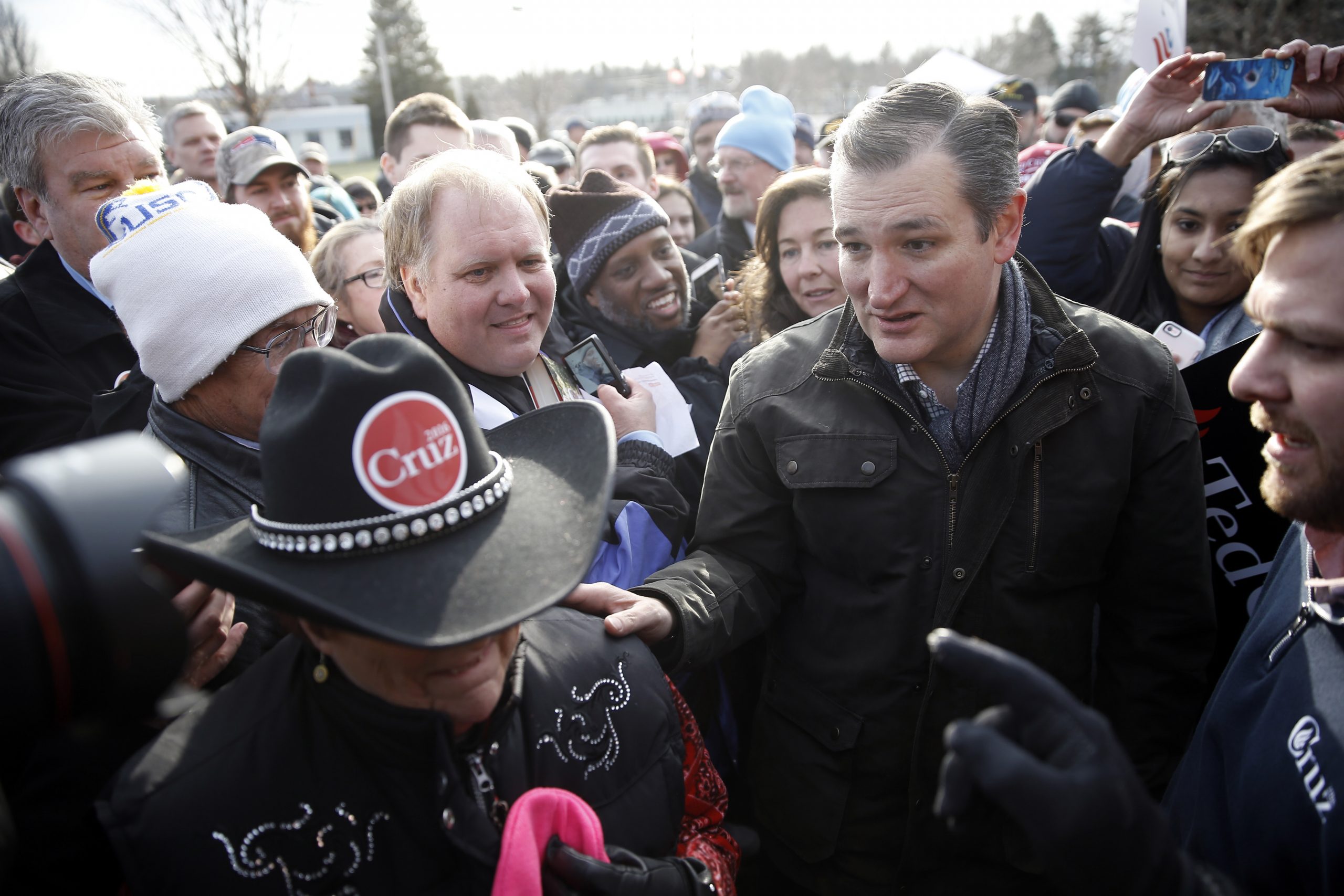 Cruz fans tell Trump to drop birther routine