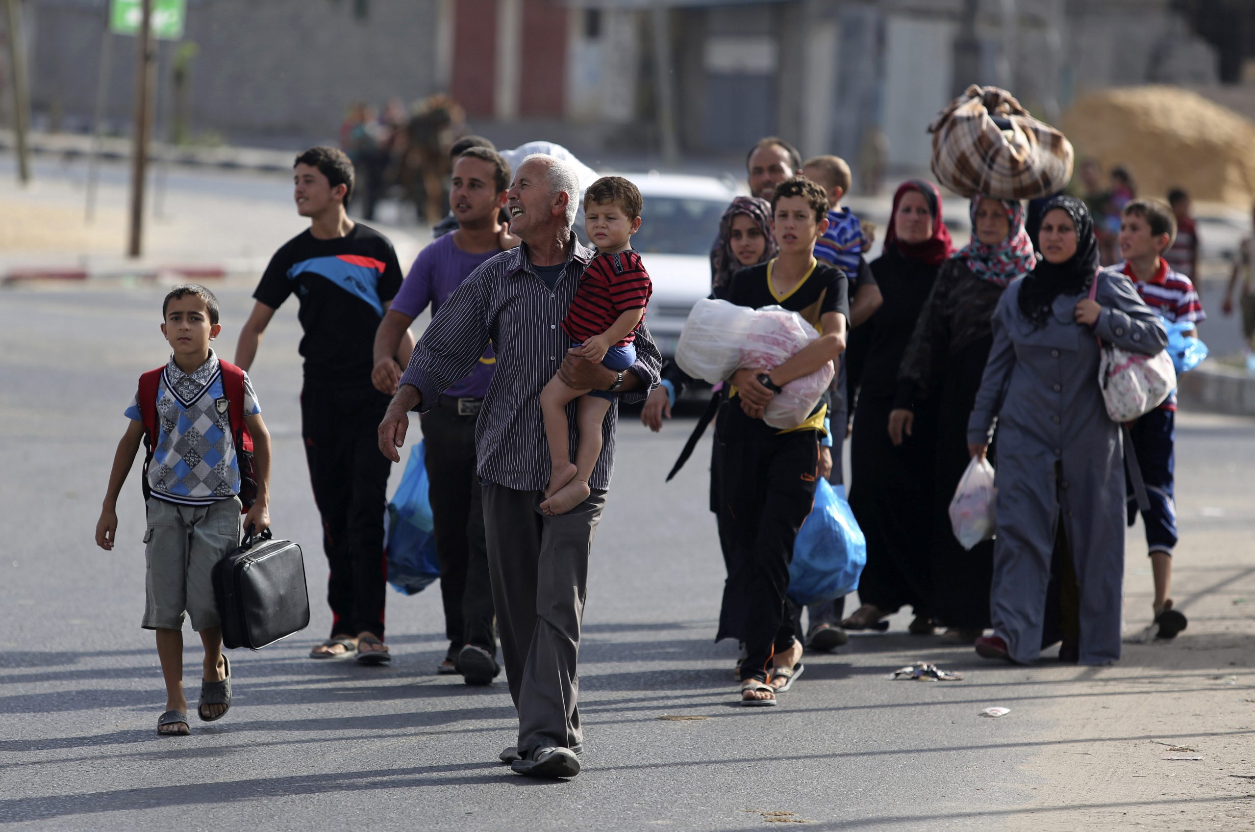 Thousands of Palestinians flee northern Gaza