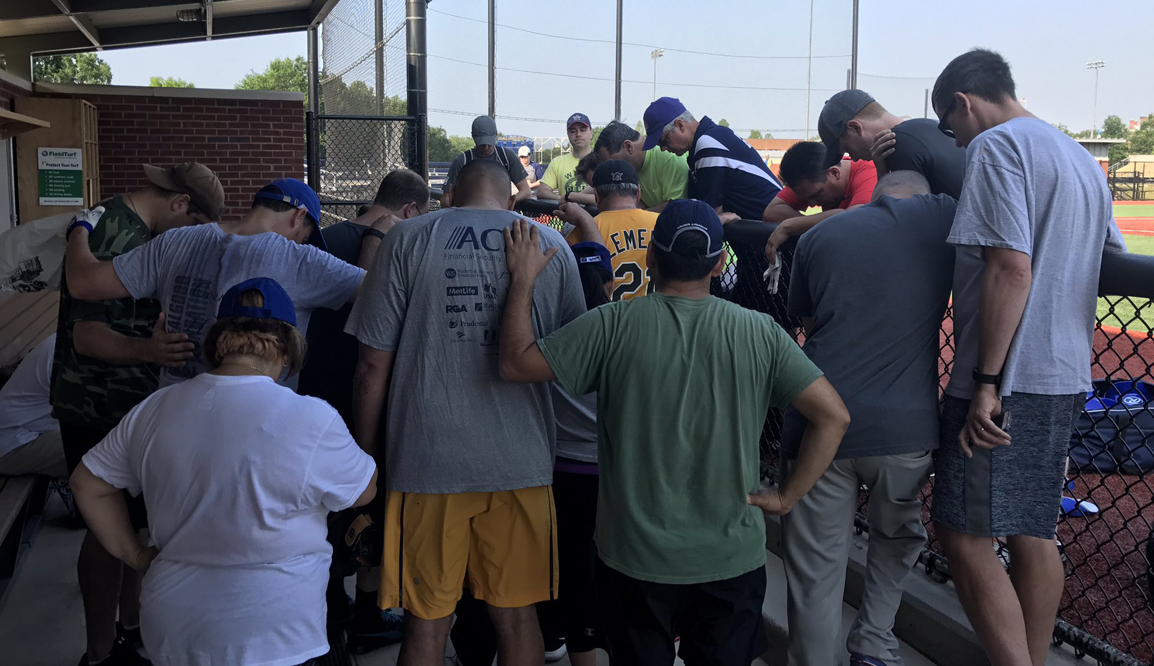 Photo: Democrats pray for Republican colleagues after baseball shooting