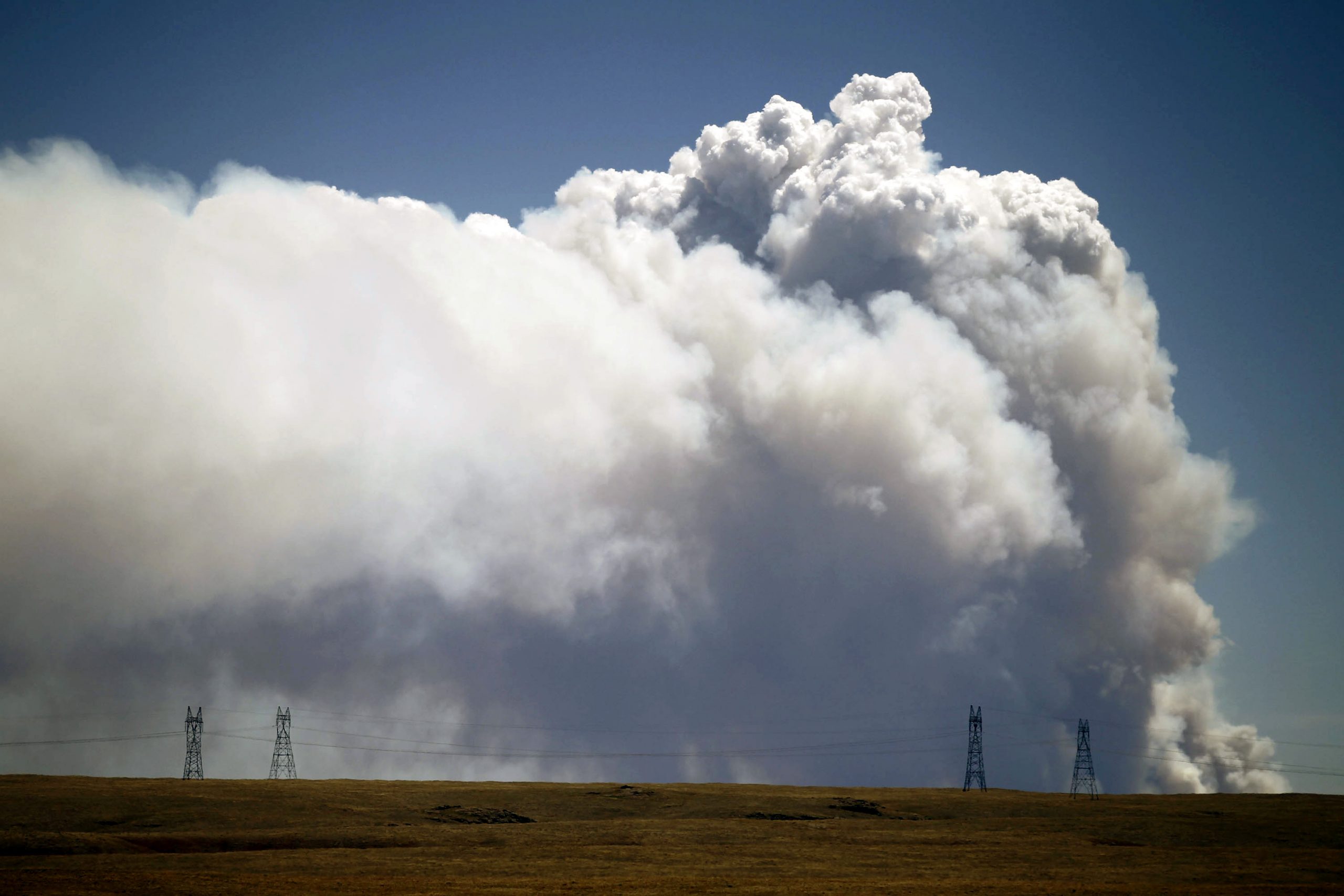 Large wildfire in N. Colorado prompts evacuations