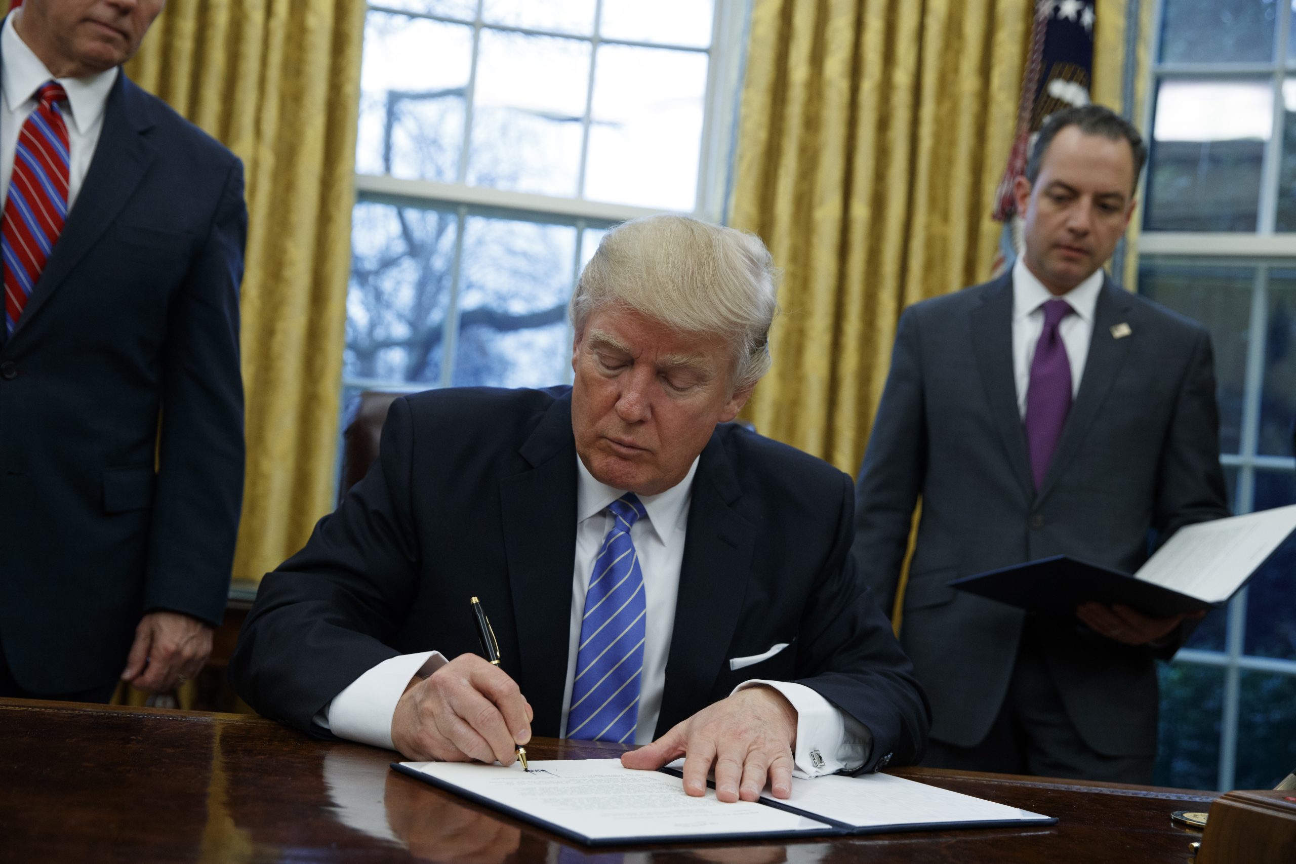 Trump’s Wed. agenda: Muslim immigration at DHS, flashbulbs, tornadoes