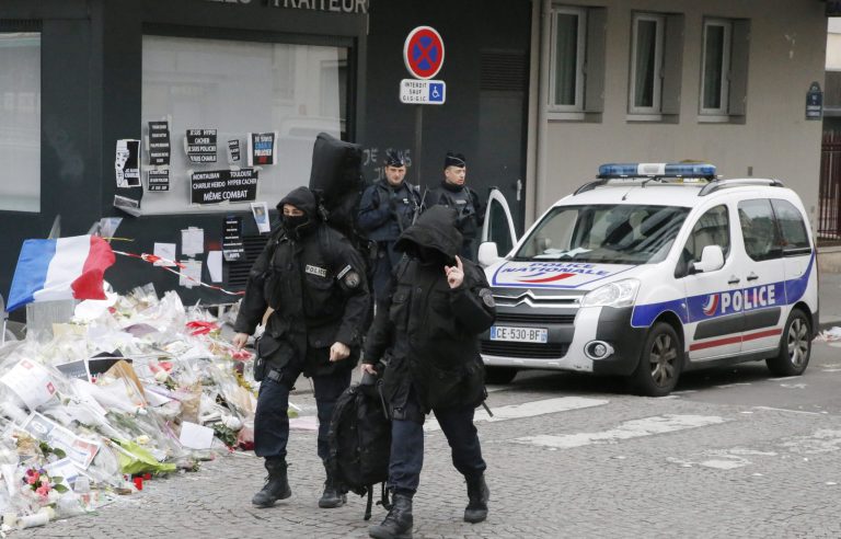 Security forces arrive at the kosher market where four hostages were killed, shortly before Israeli Prime Minister Benjamin Netanyahu's visit to the site, in Paris, France, Monday, Jan. 12, 2015. (AP Photo/Francois Mori)