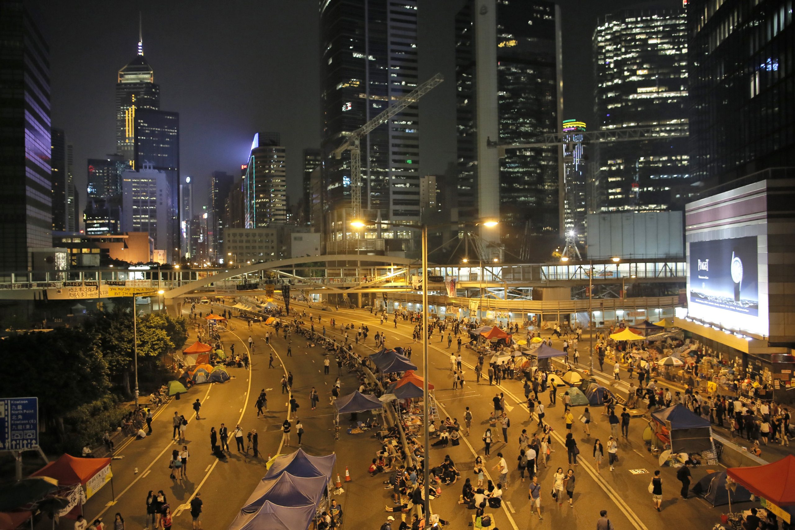 Hong Kong protests thin as two sides agree to talk