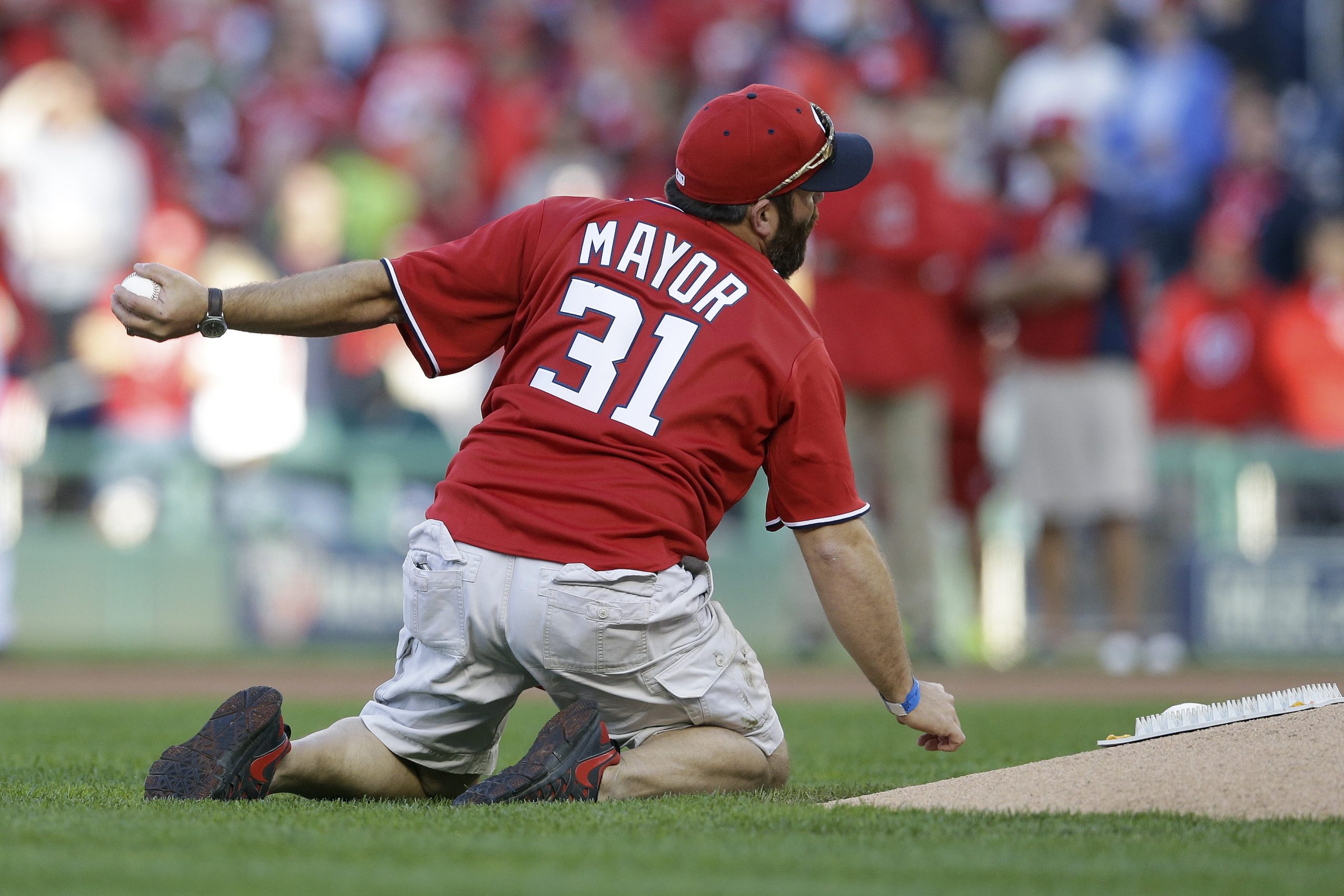 Army vet throws 1st pitch like grenade before NLDS