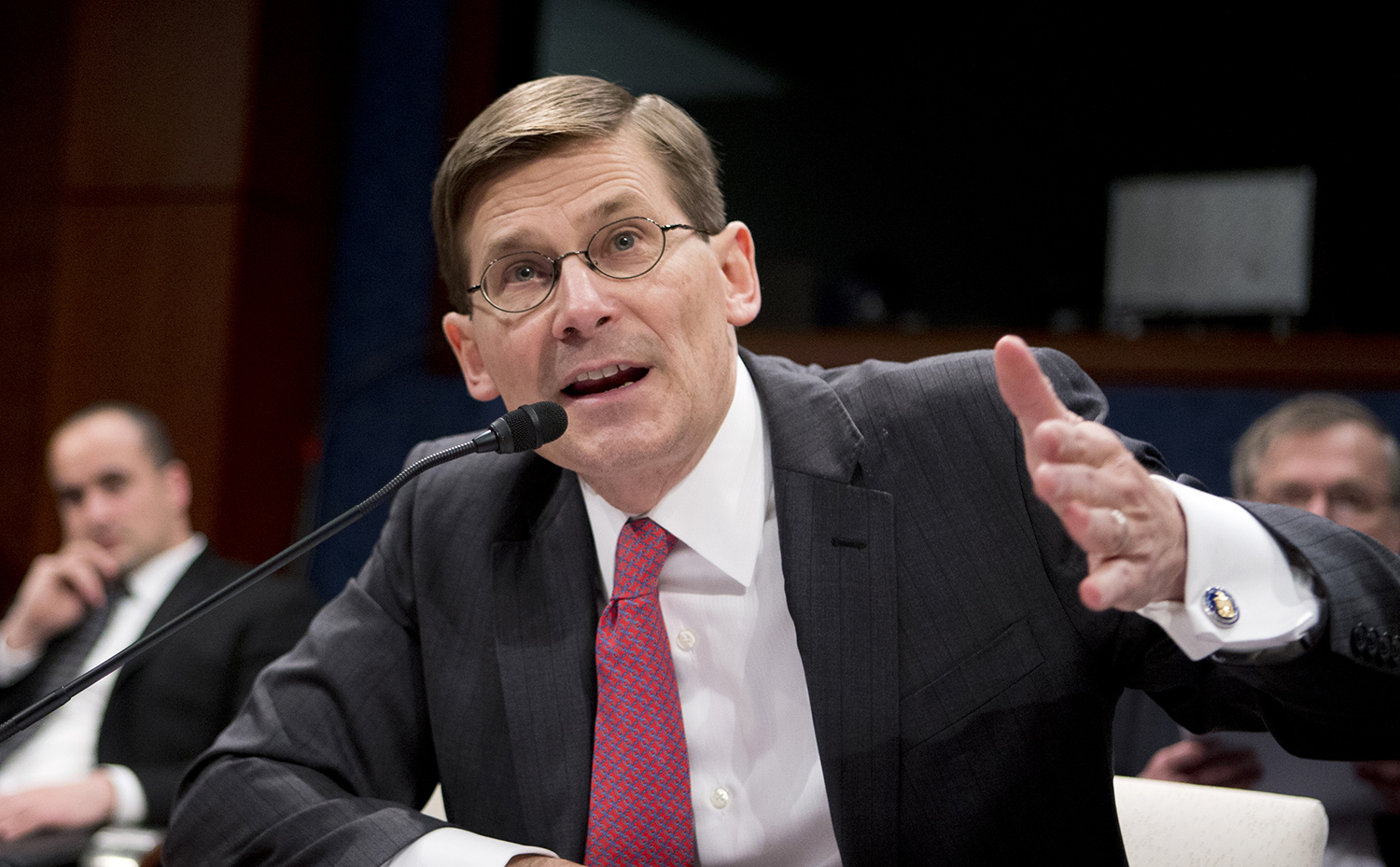 Former CIA director backs Clinton, says Trump a ‘threat’ to national security