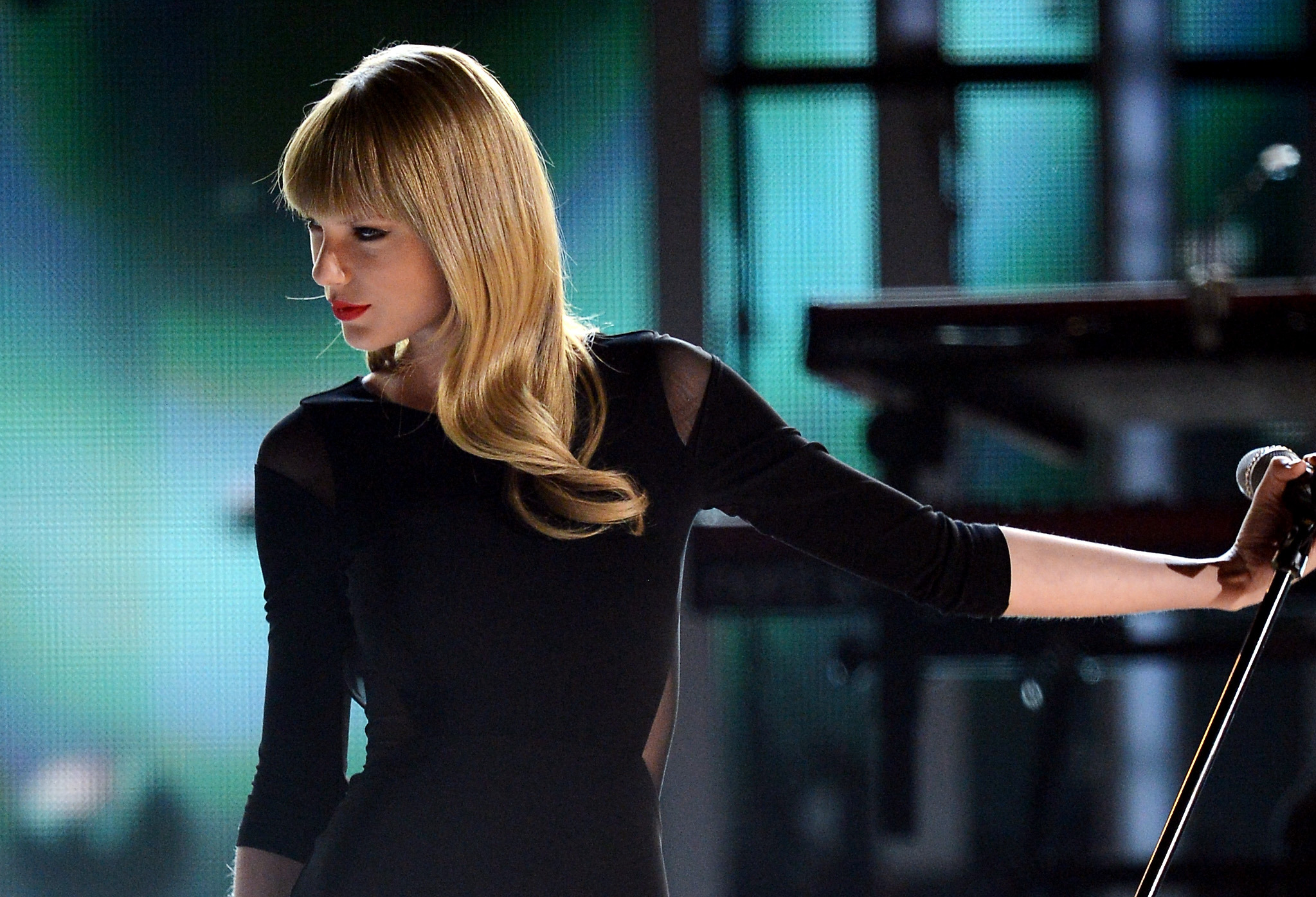The Buzz: Taylor’s got a stalker, too