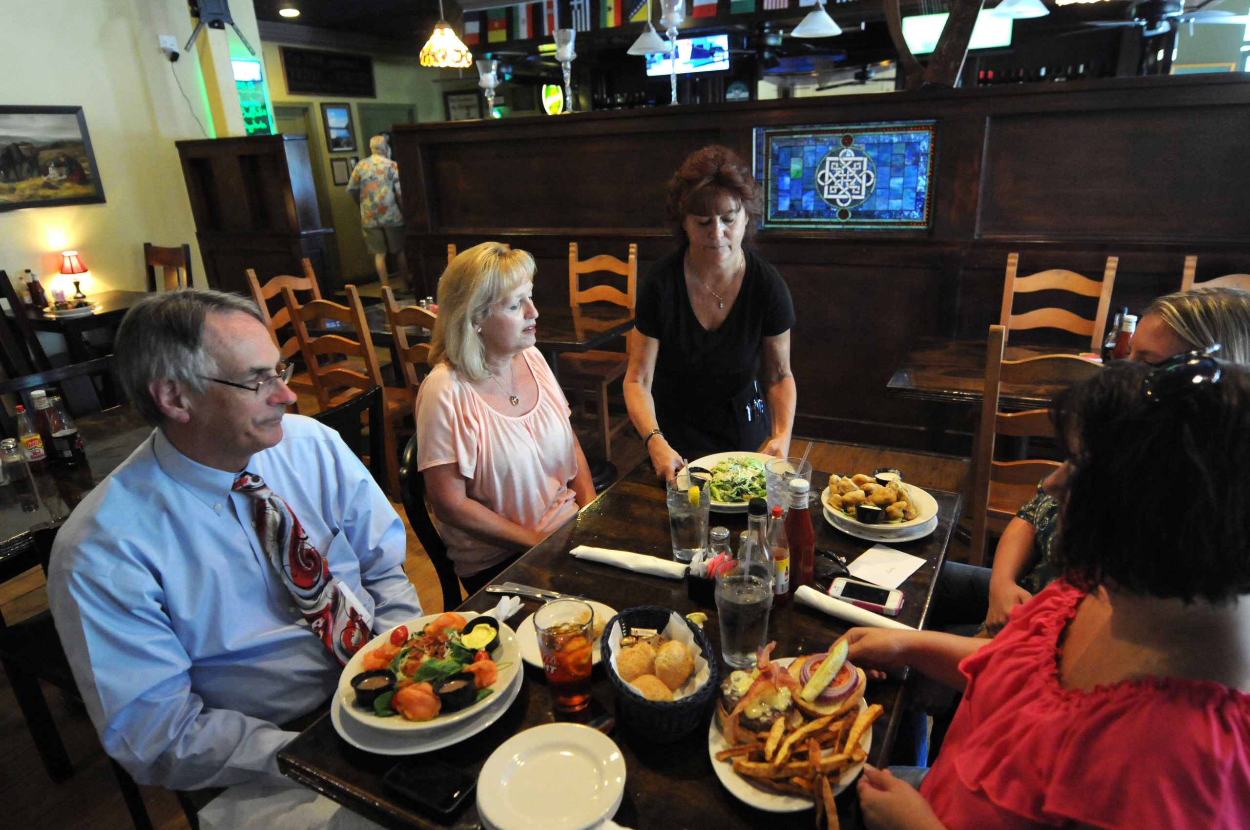 US consumer spending up 0.4 percent in June