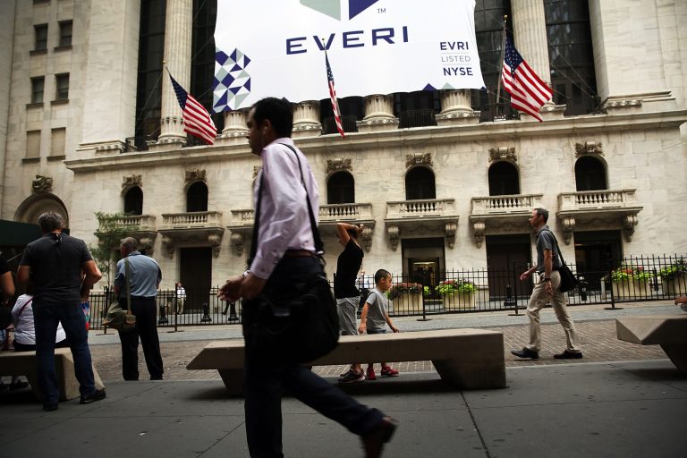 People walk past the New York Stock Exchange on August 24, 2015 in New York City. (Photo by Spencer Platt/Getty Images)
