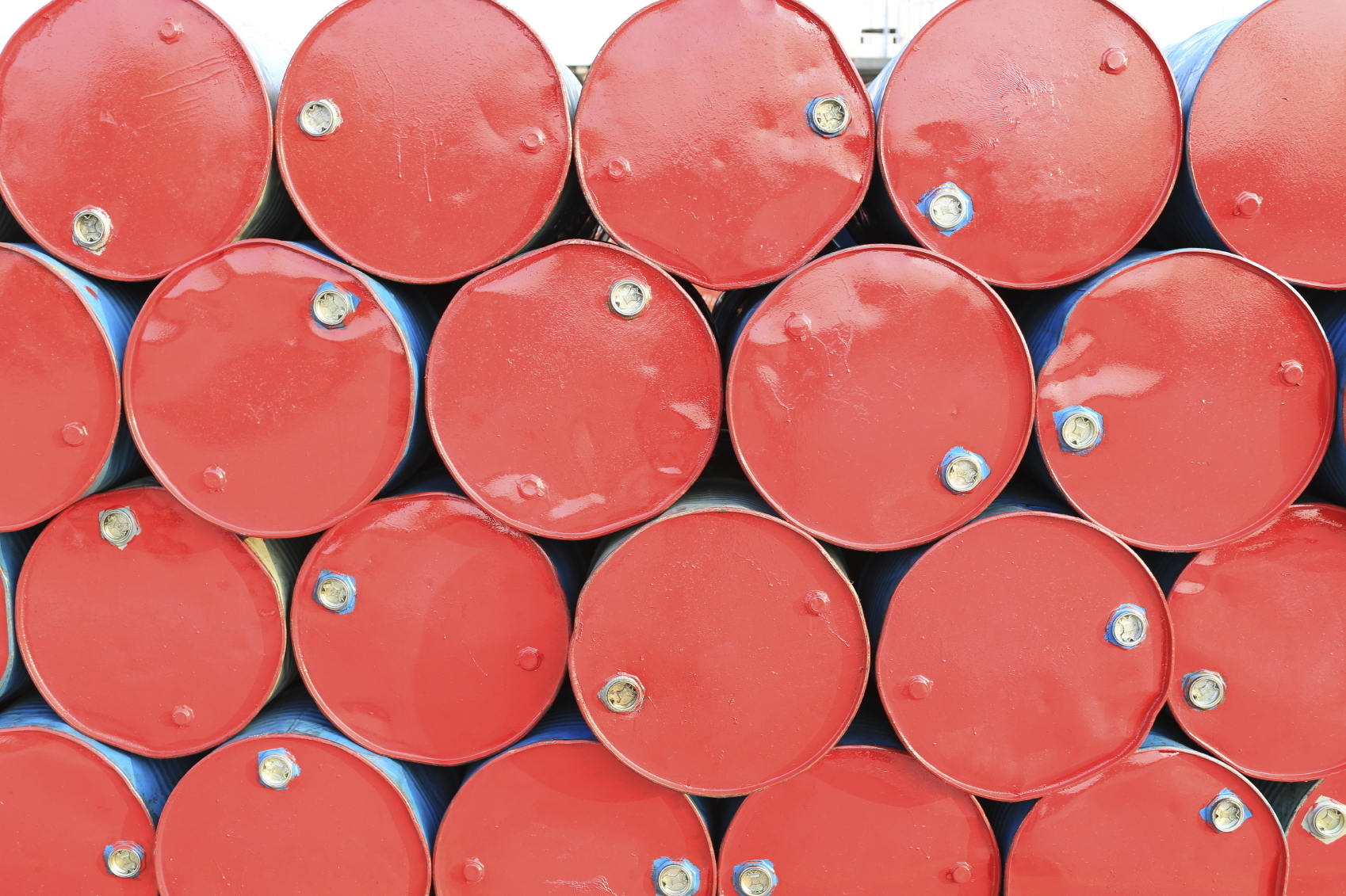 Global oil supply rises in face of Russian sanctions, Middle East crisis