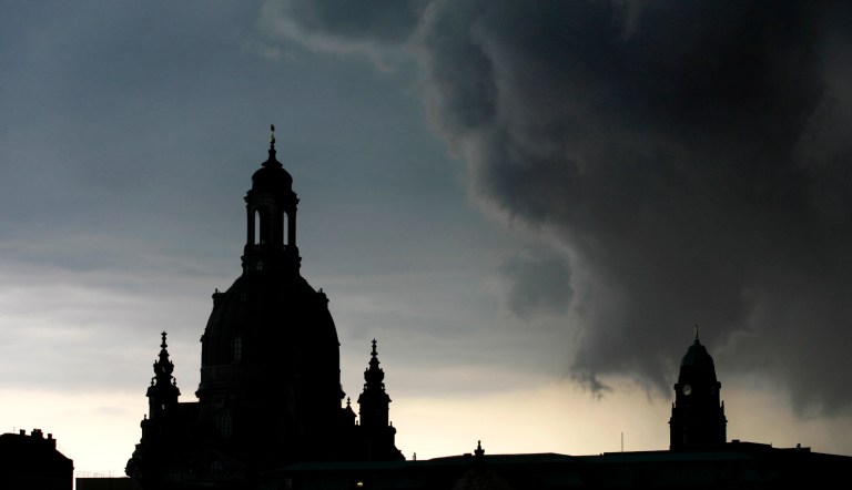 Gewitterwolken ziehen am Mittwoch, 25. Juni 2008, in Dresden ueber die Altstadt mit der Frauenkirche, links, und dem Rathausturm, rechts. Ueber Ostdeutschland sind am Mittwoch Nachmittag teilweise schwere Unwetter gezogen. (AP Photo/Matthias Rietschel) --- Thunderclouds are seen above the old town district of Dresden, eastern Germany, Wednesday, June 25, 2008, with the towers of the Church of Our Lady, left, and the city hall, right.
