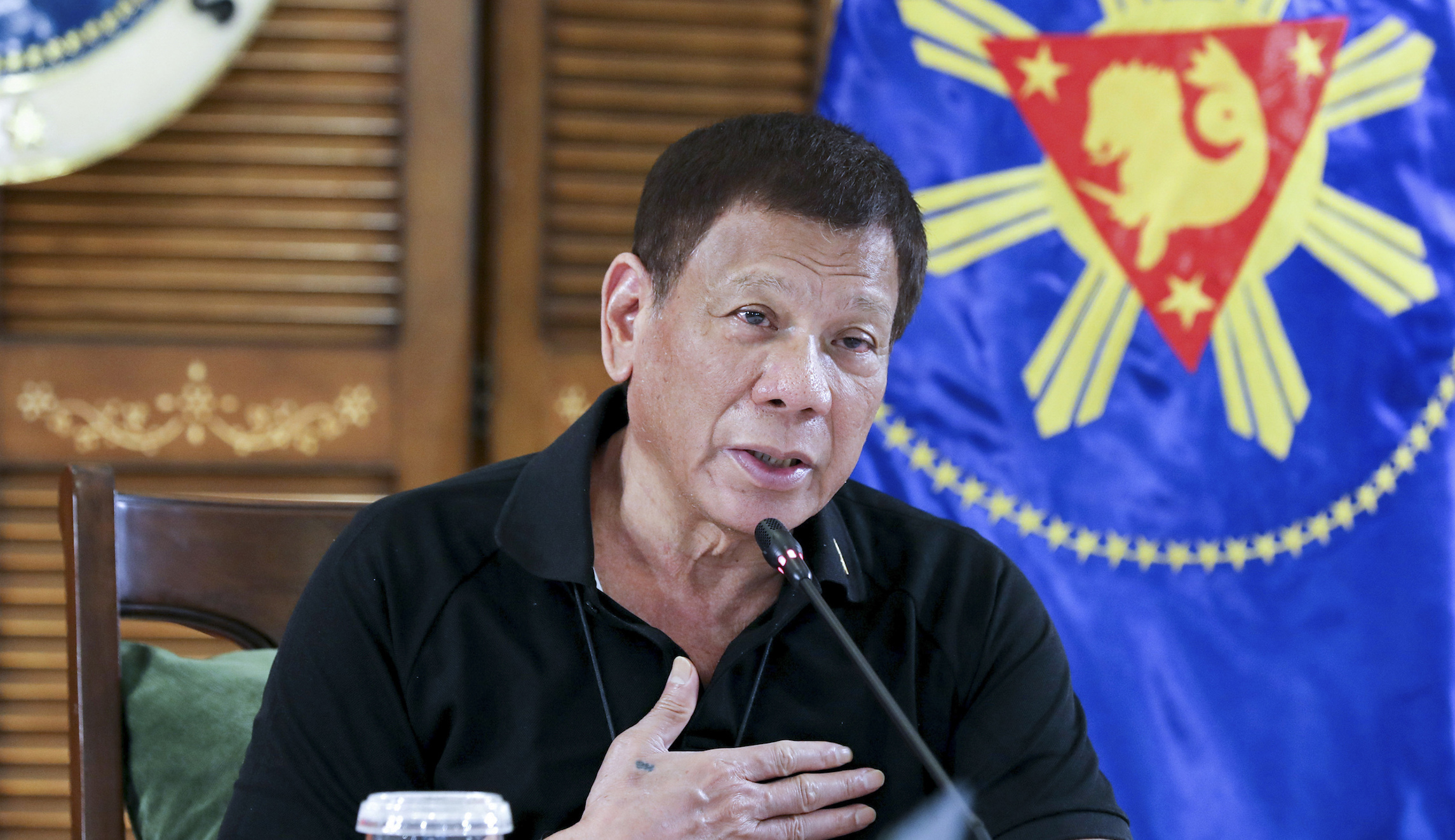 Facing Chinese invasion fleet, Rodrigo Duterte kneels before Xi