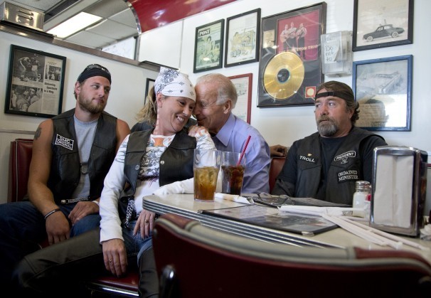 Biden pushes $10.10 minimum wage at D.C. restaurant that pays $3.77 an hour
