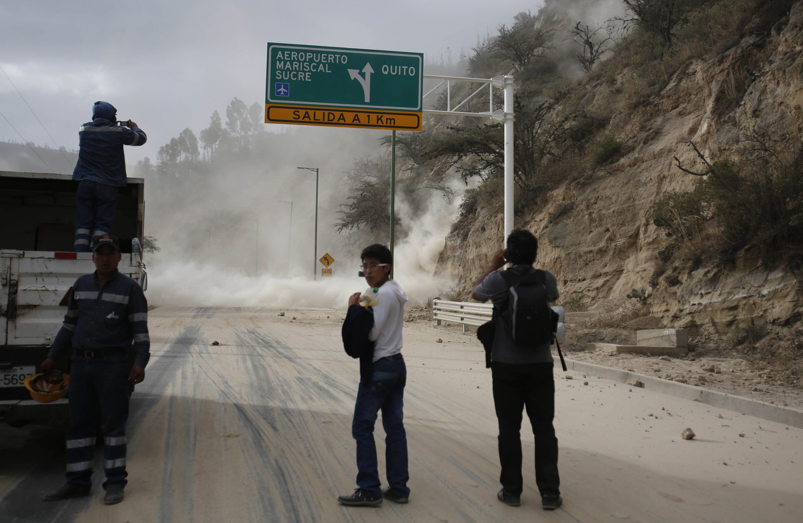 Quake rattles Ecuador’s capital; 2 deaths reported