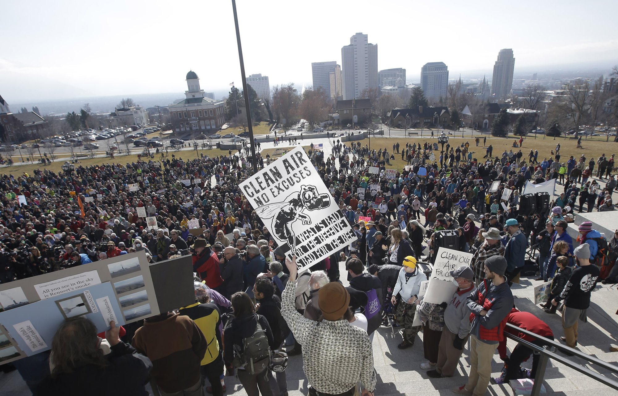 House panel advances bill slowing smog standards