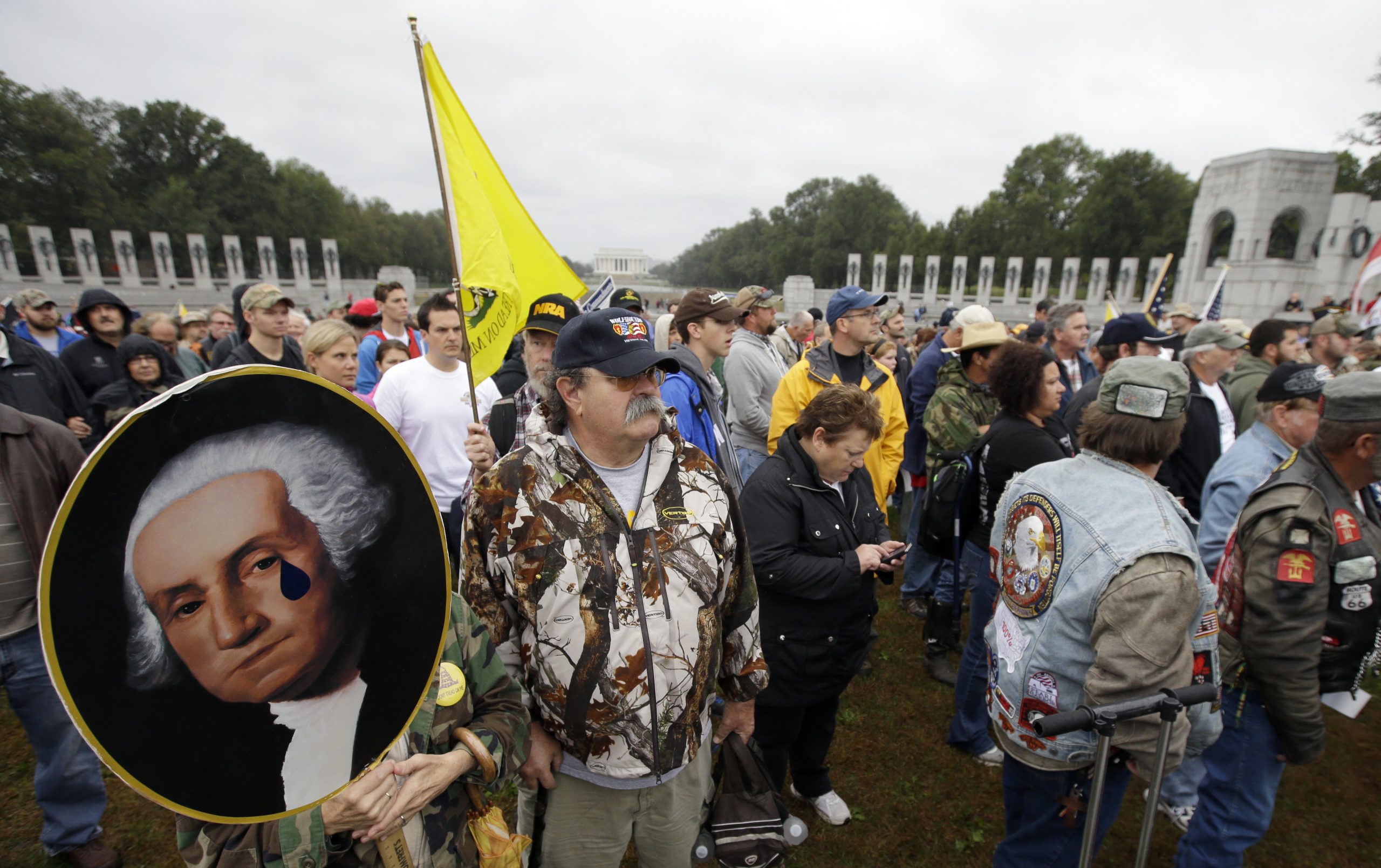 DC crowd pushes through barriers to WWII Memorial
