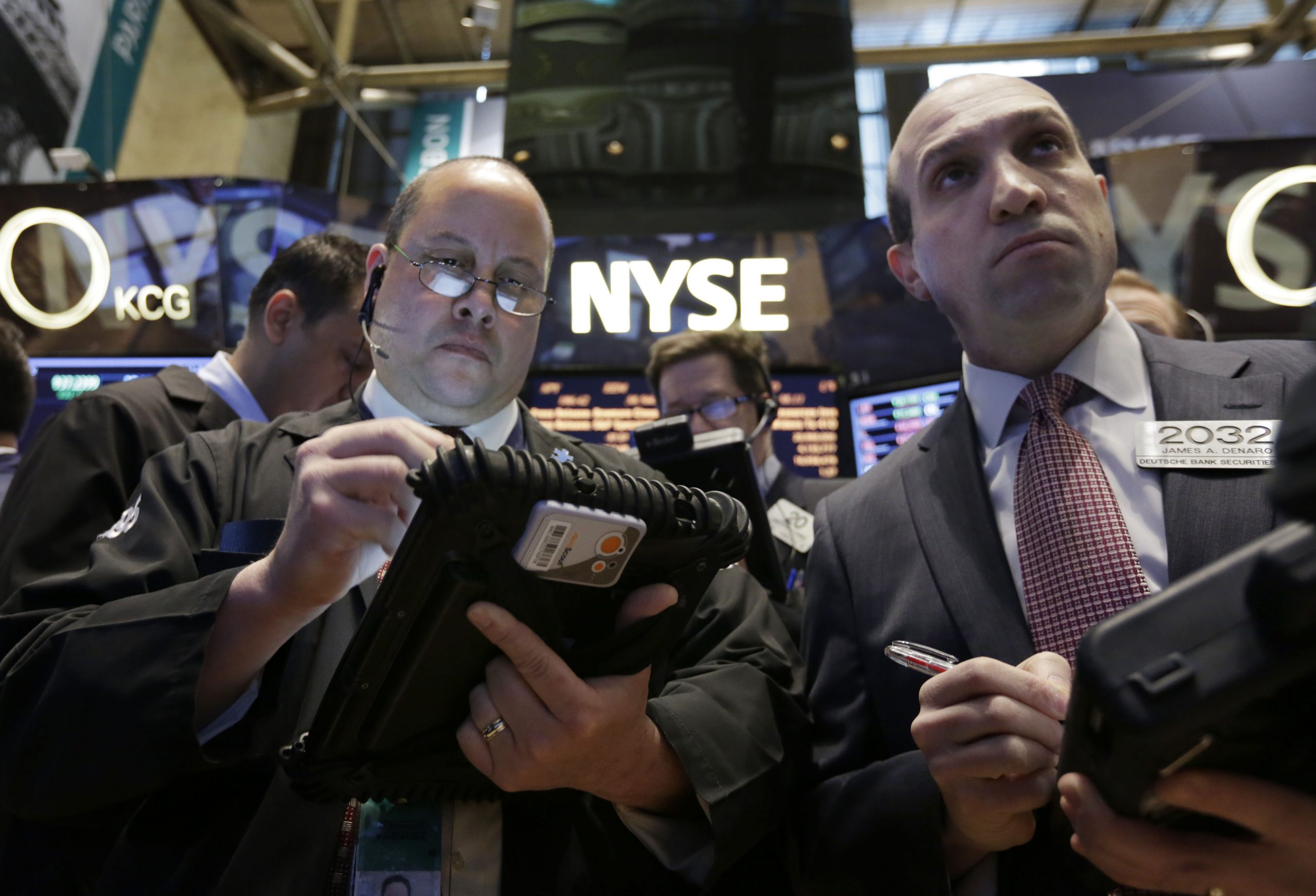 US stocks waver as Ukraine tensions linger
