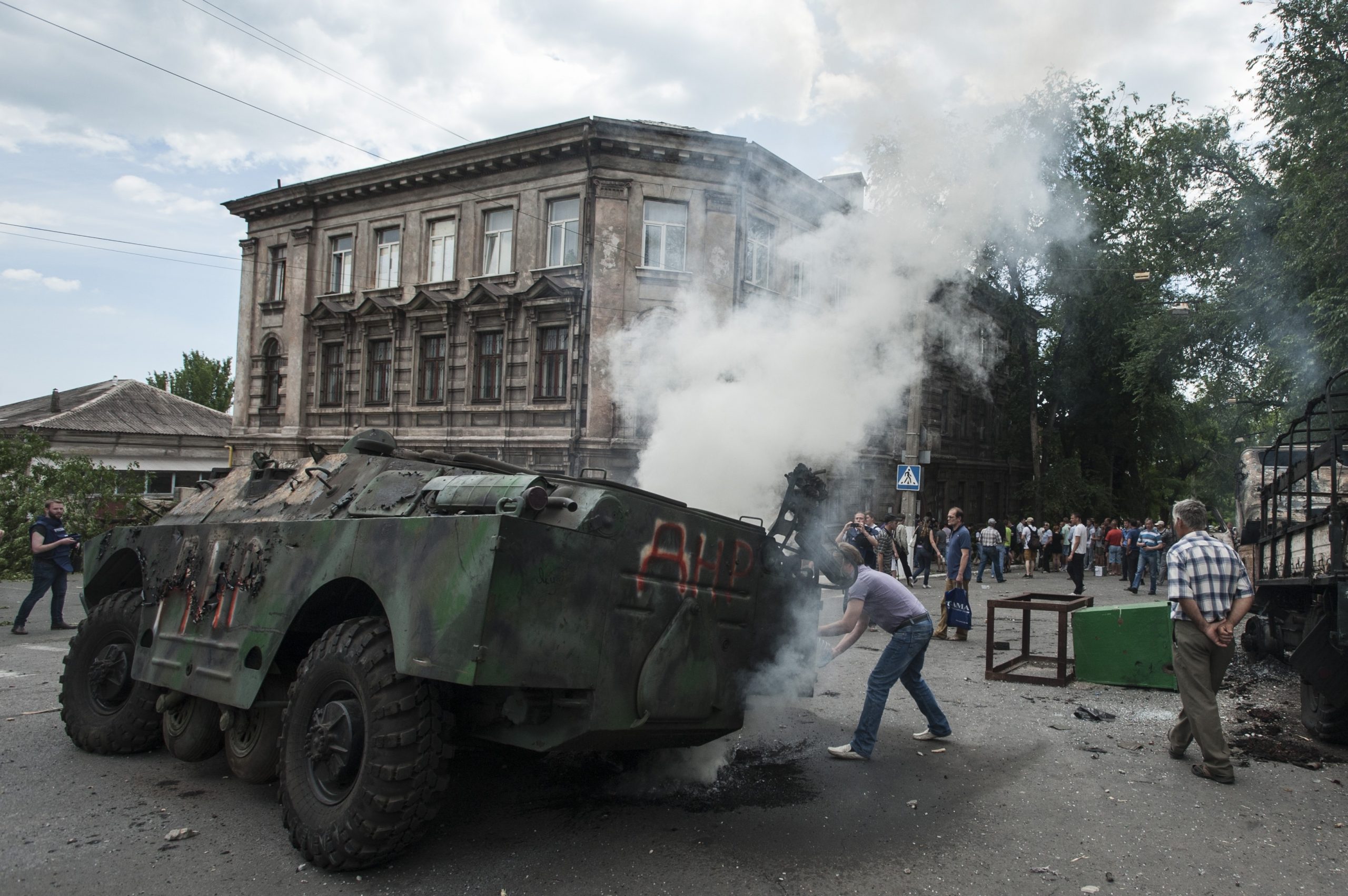 Russia withdraws troops after Ukraine encircles key city