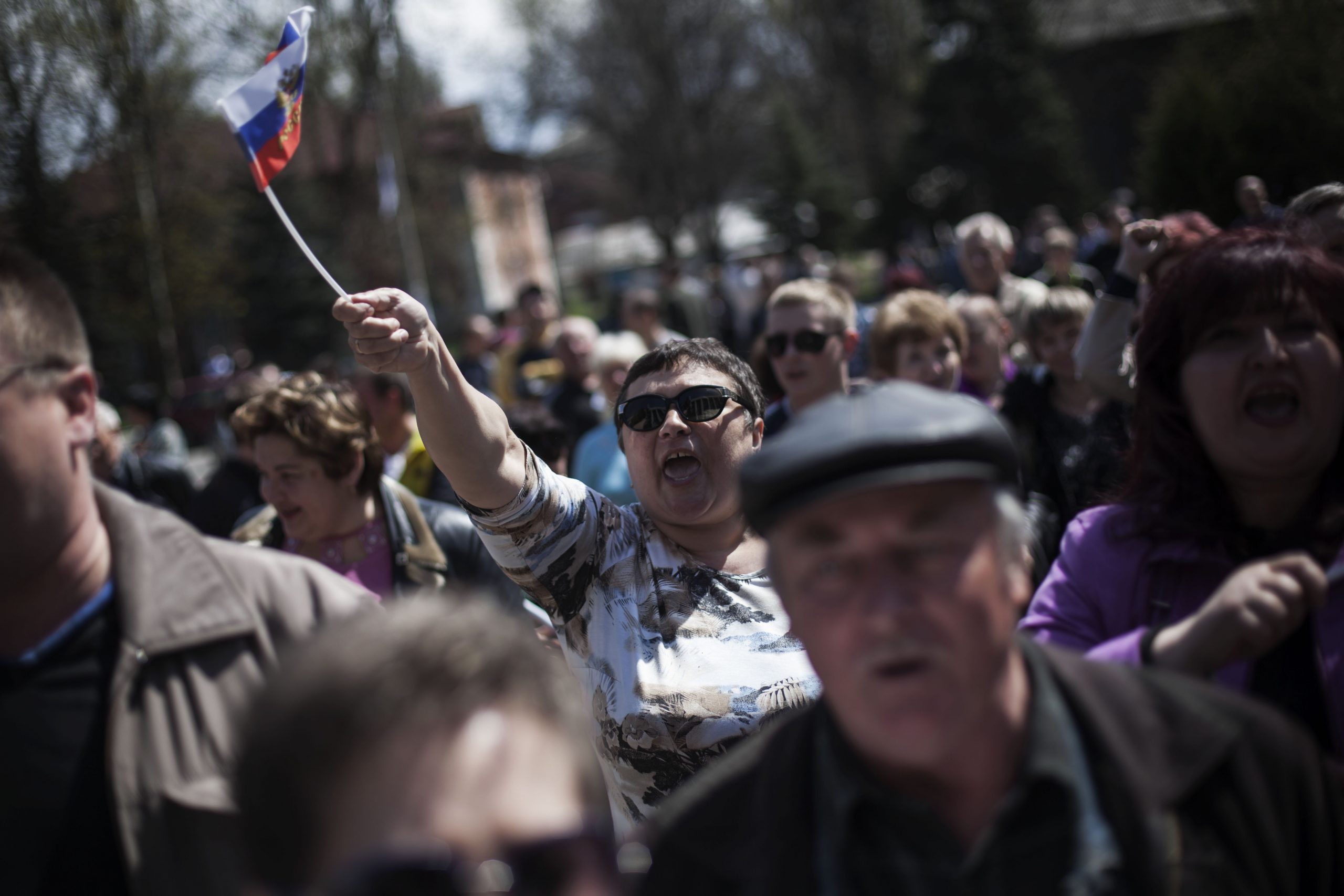Gunmen detain 3 journalists in eastern Ukraine