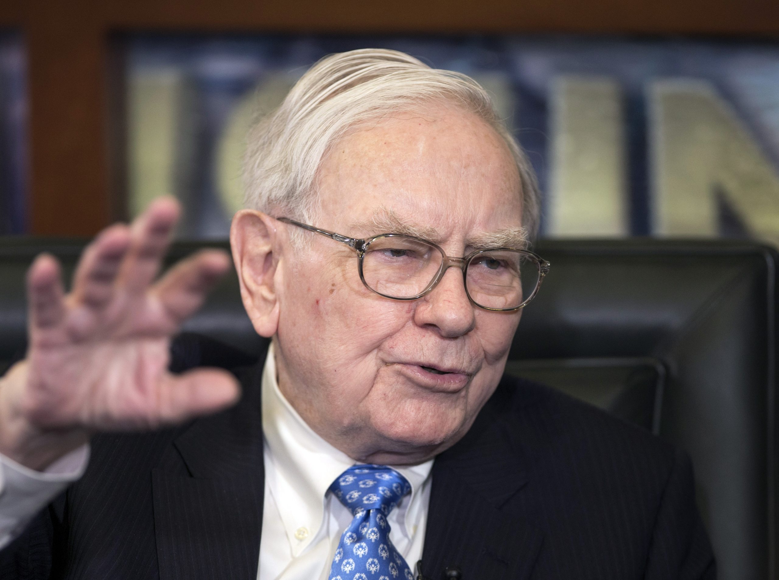 Buffett says economy continues to grow steadily