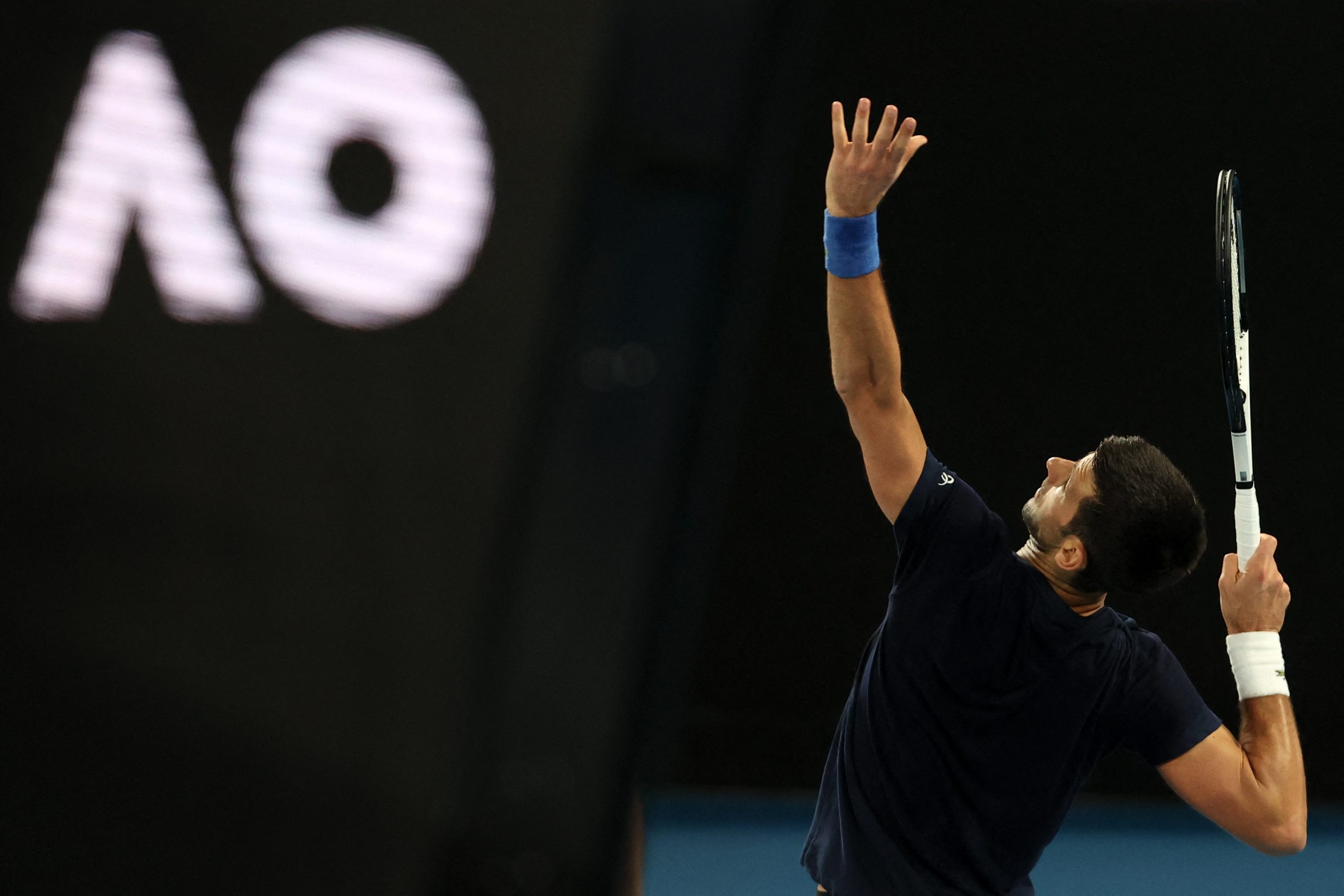 Djokovic takes 2-1 set lead in Wimbledon final