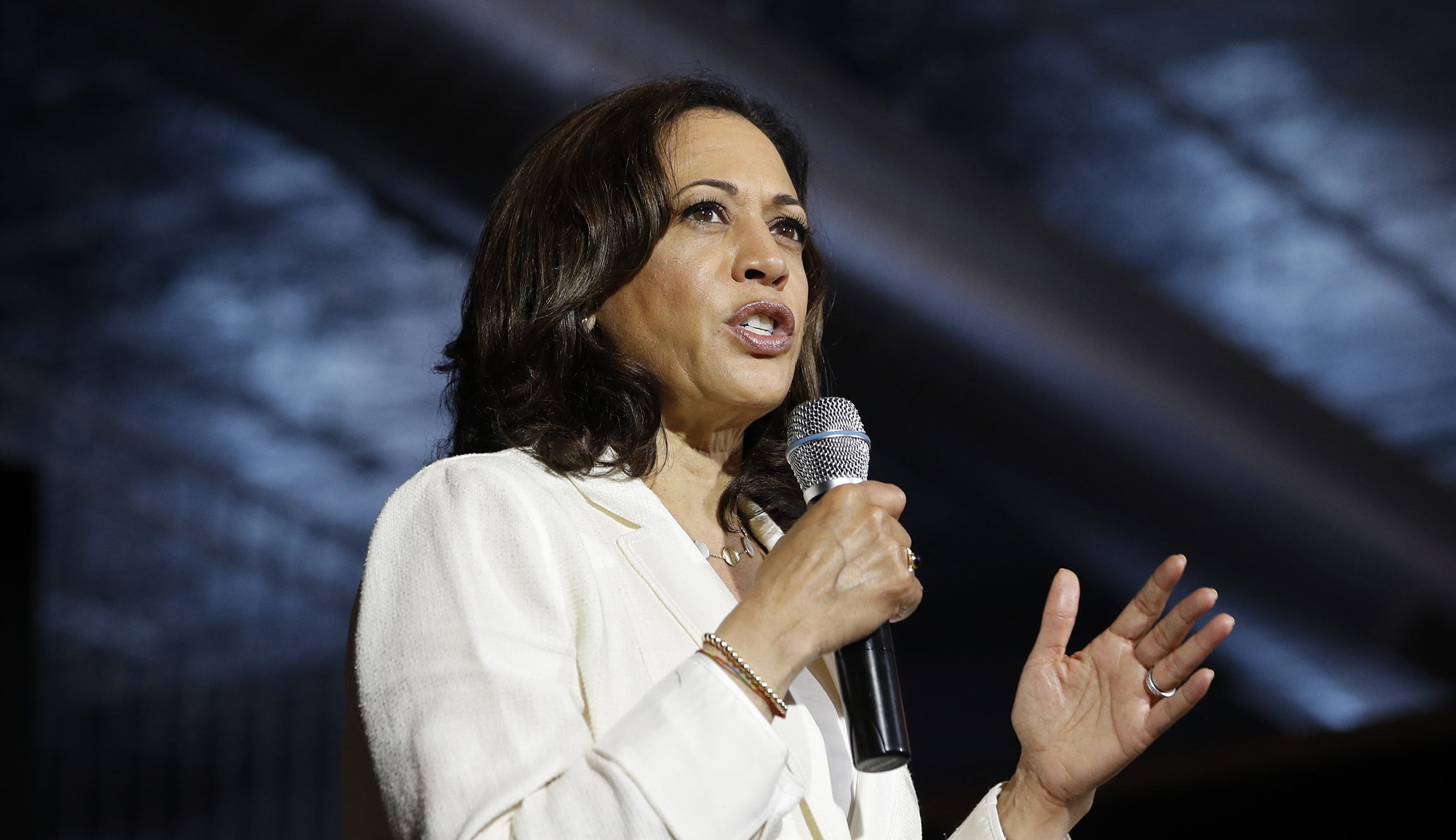 Harris taps new communications director with Democratic campaign experience