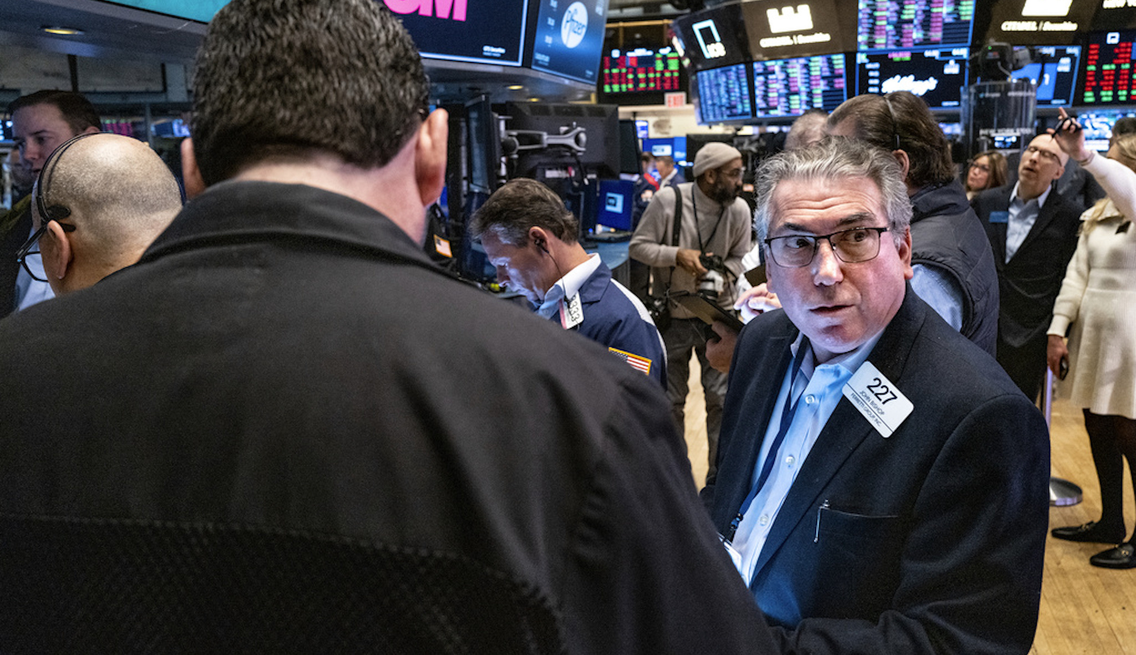 Dow Jones futures fall 600 points following international bank shares’ sharp decline