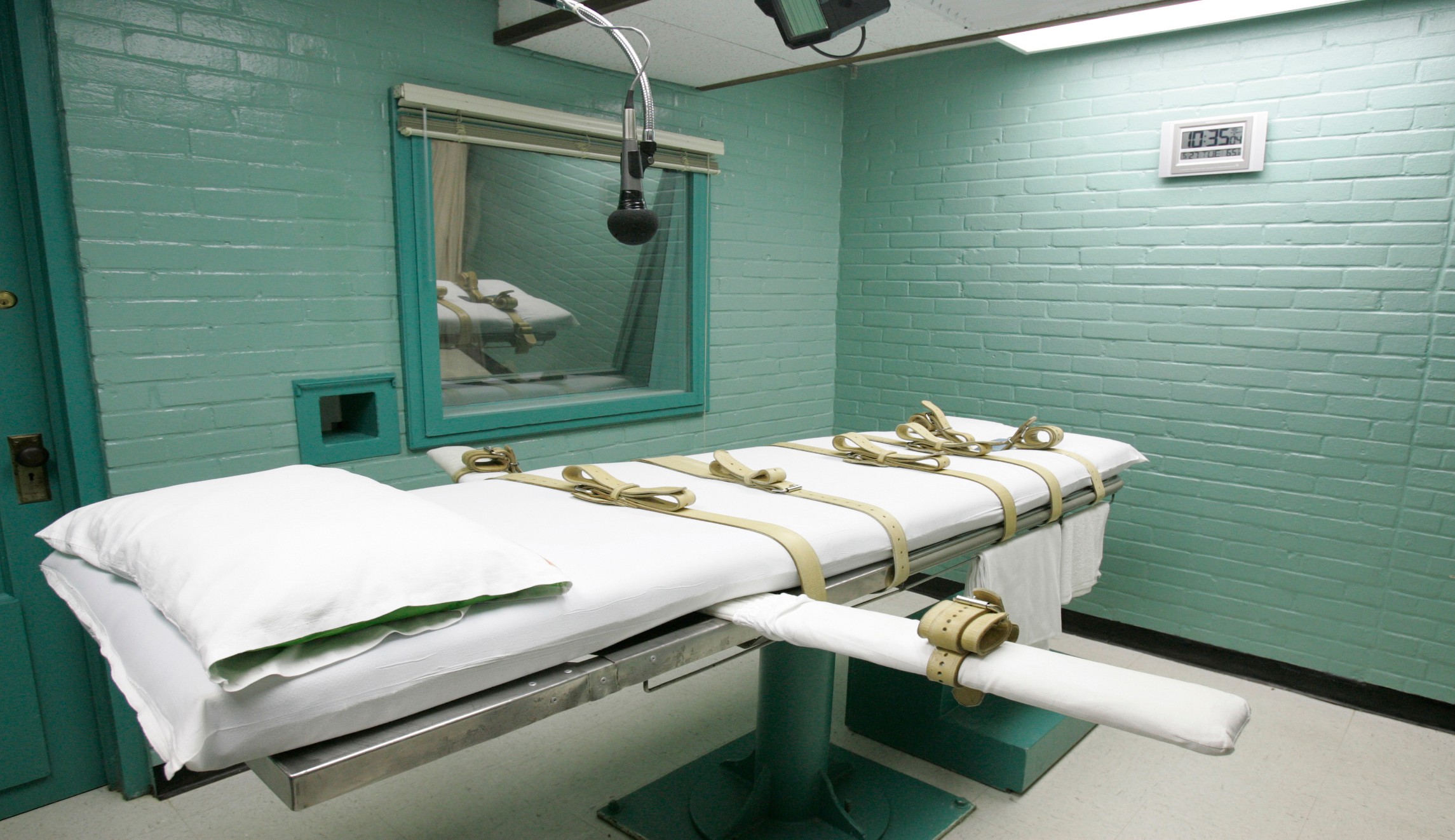Supreme Court hears case challenging Texas law prohibiting prayer and touch during executions