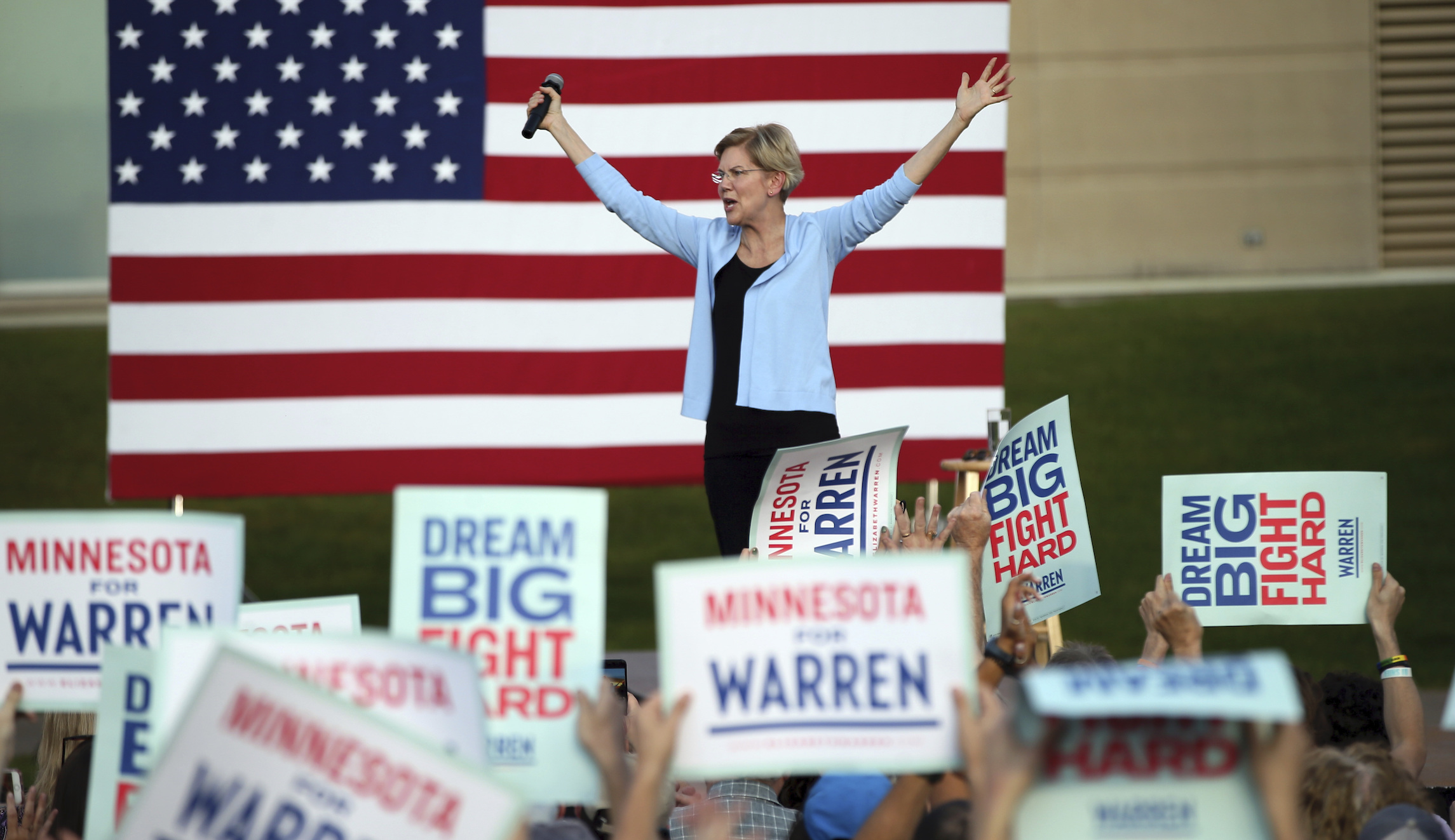 Elizabeth Warren’s balancing act is working