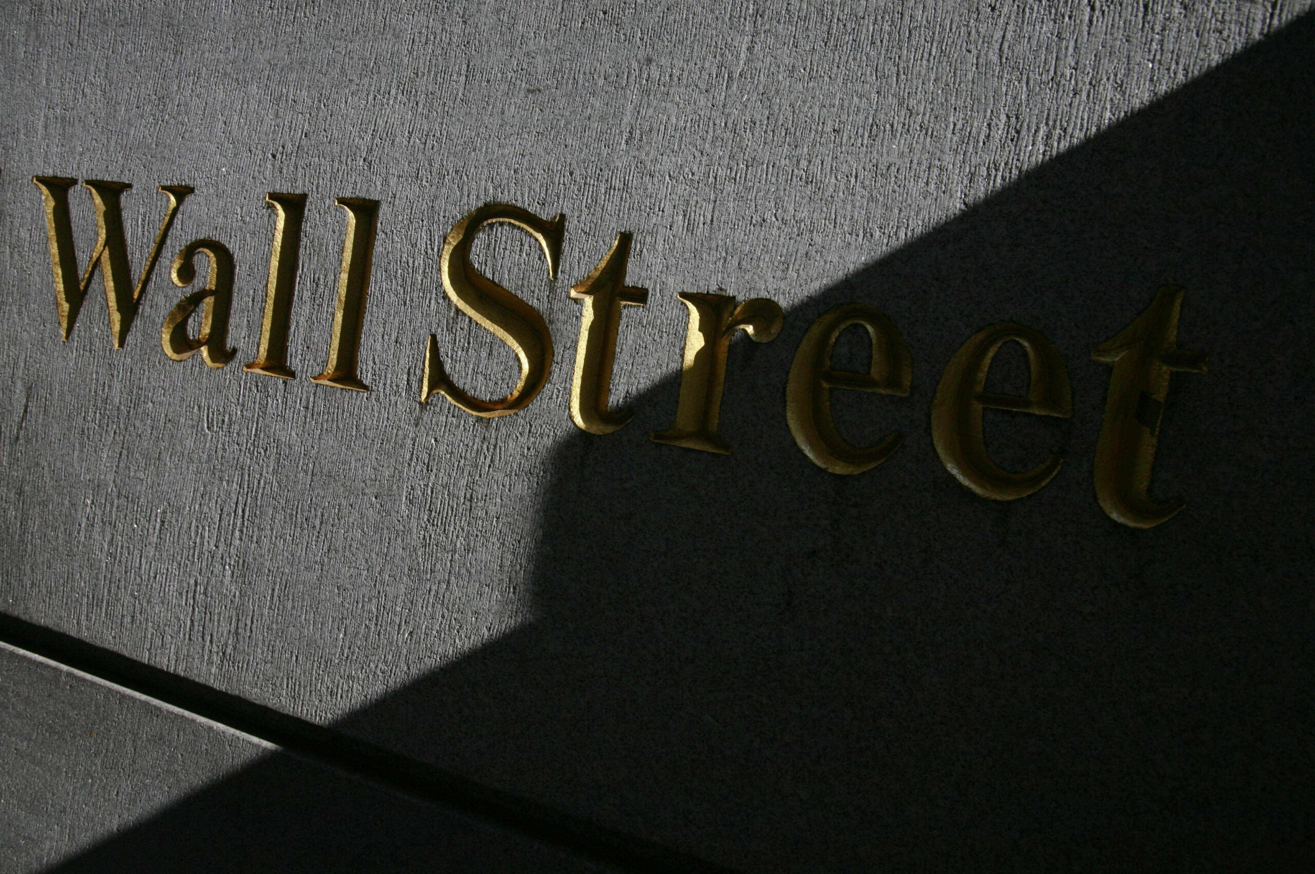 US stocks drift higher following mixed earnings