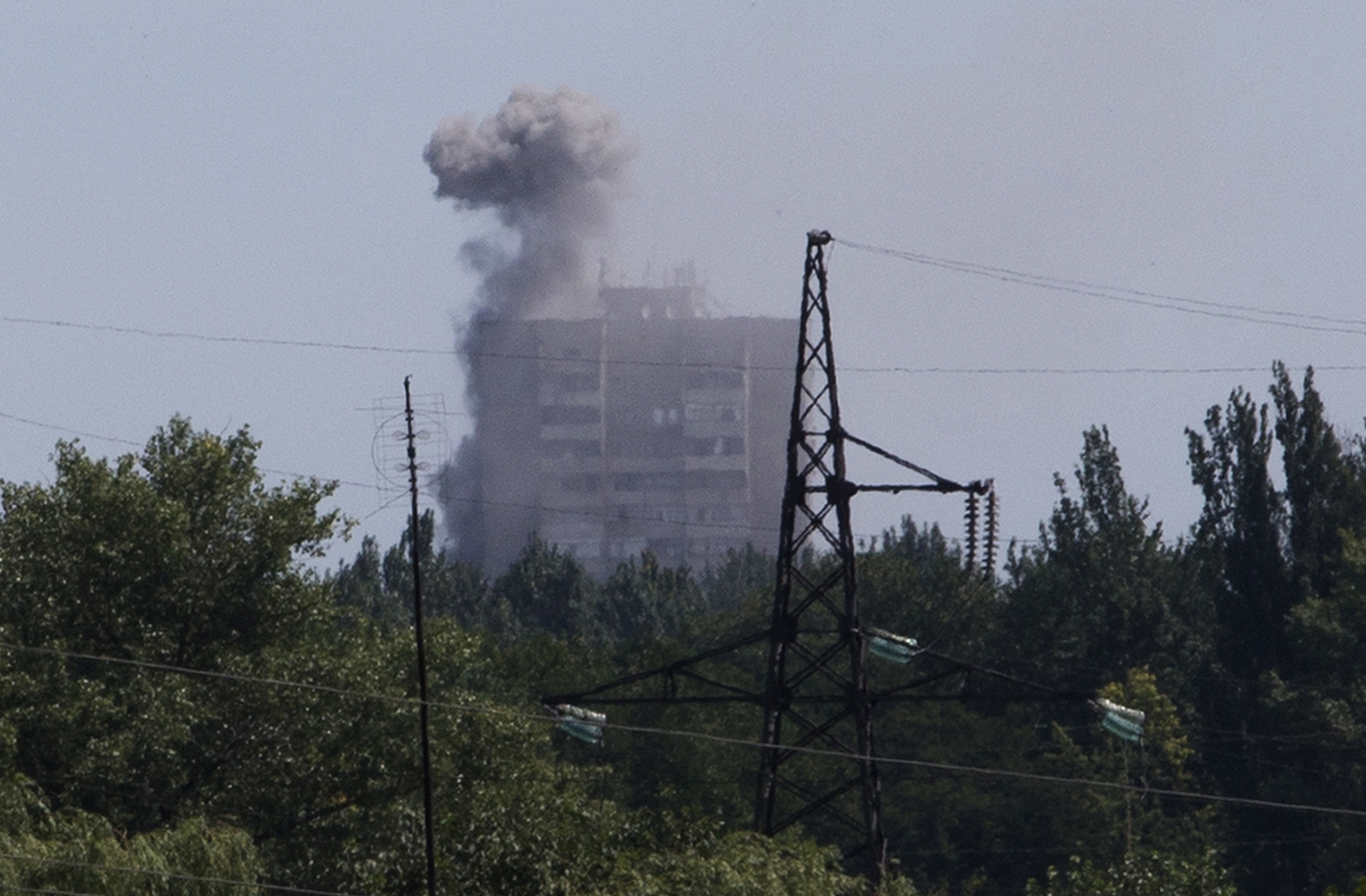 Fighting in Ukraine prompts residents to flee