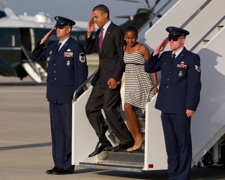   President Barack Obama and his youngest daughter Sasha step from Air Force One as they arrive at Chicago O'Hare International Airport, Friday, June 15, 2012, in Chicago (AP Photo/Carolyn Kaster)  