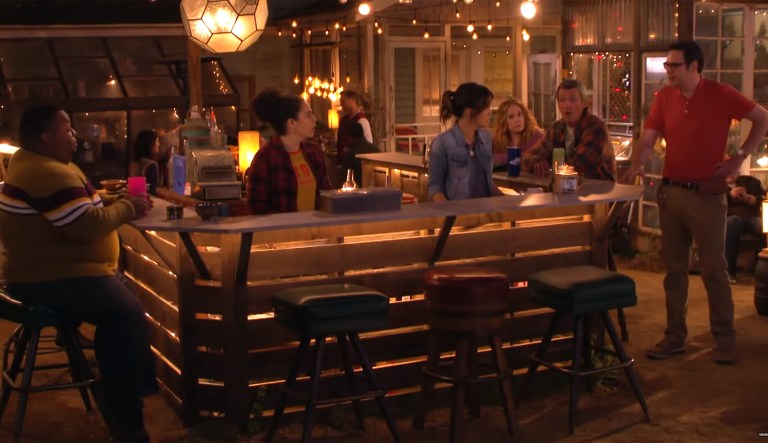 New sitcom ‘Abby’s’ captures the spirit of ‘Cheers’