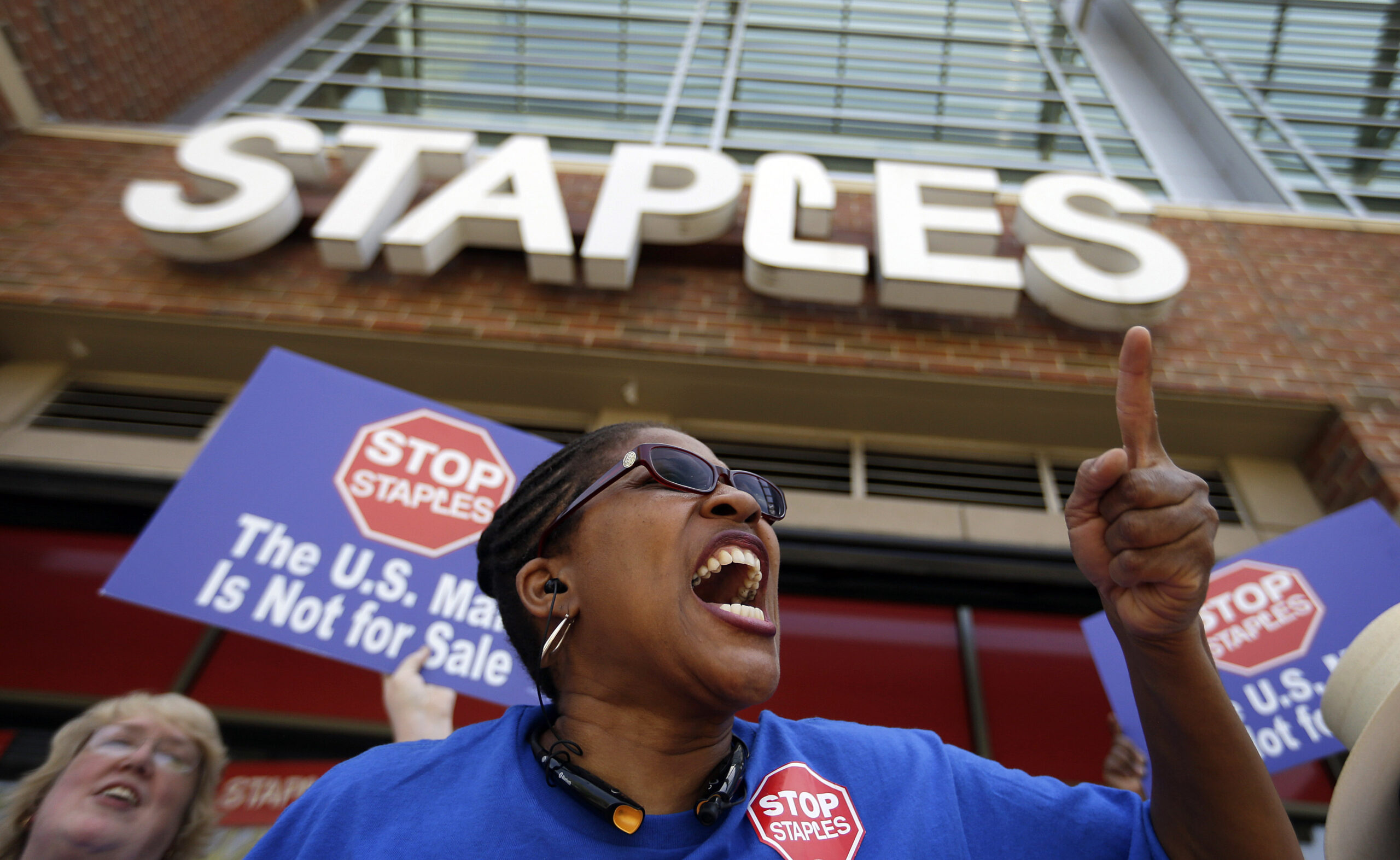 Postal workers’ unions protest Staples program