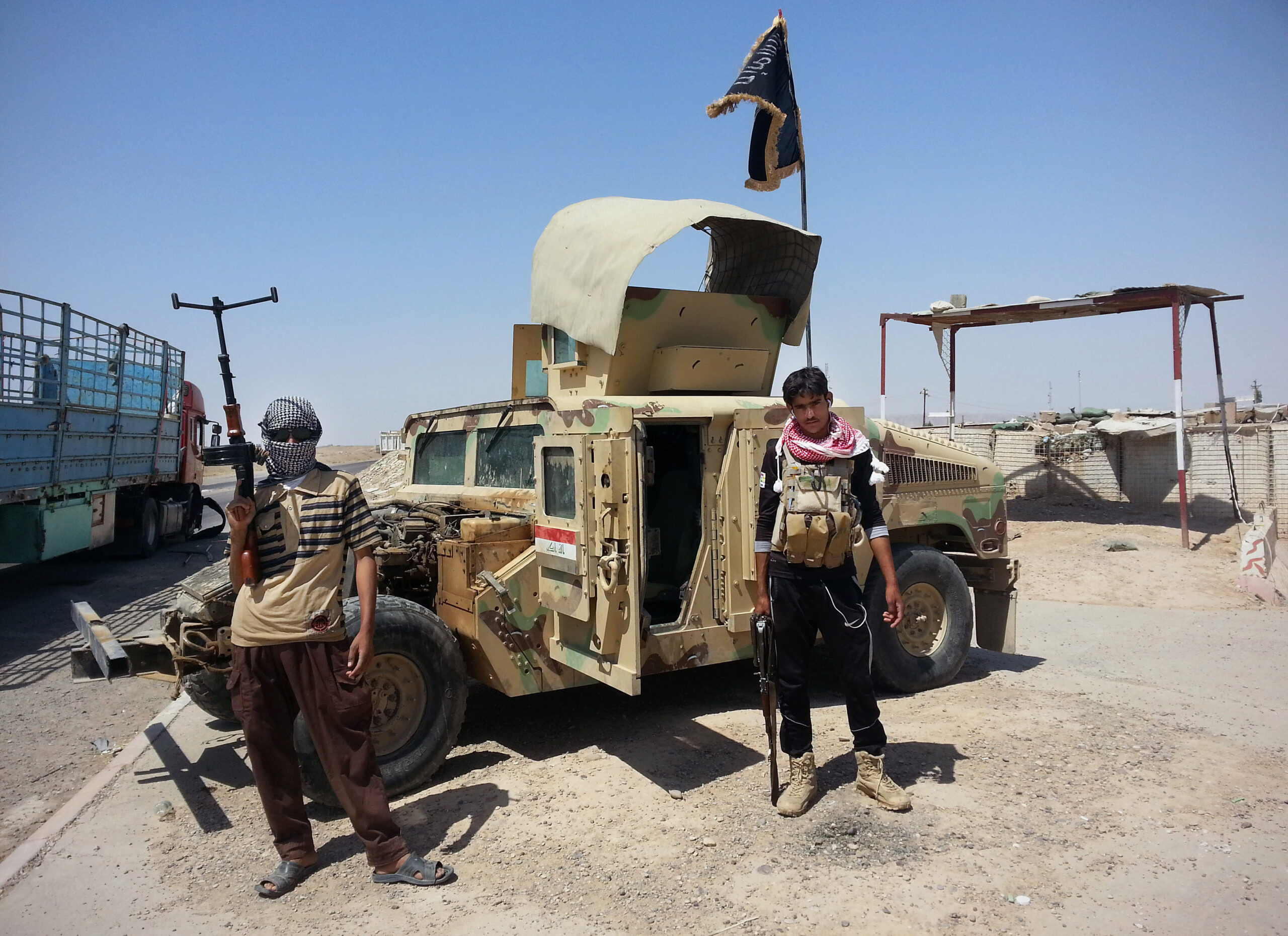 Islamic militants parade captured Iraqi soldiers