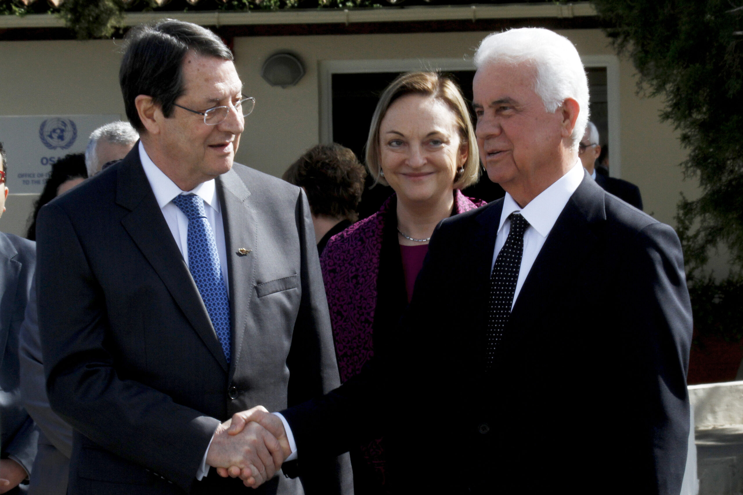 Rival Cyprus leaders resume peace talks