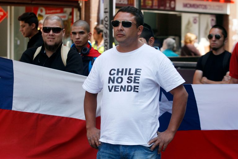 A Chilean nationalists with a t-shirt that reads in Spanish, 