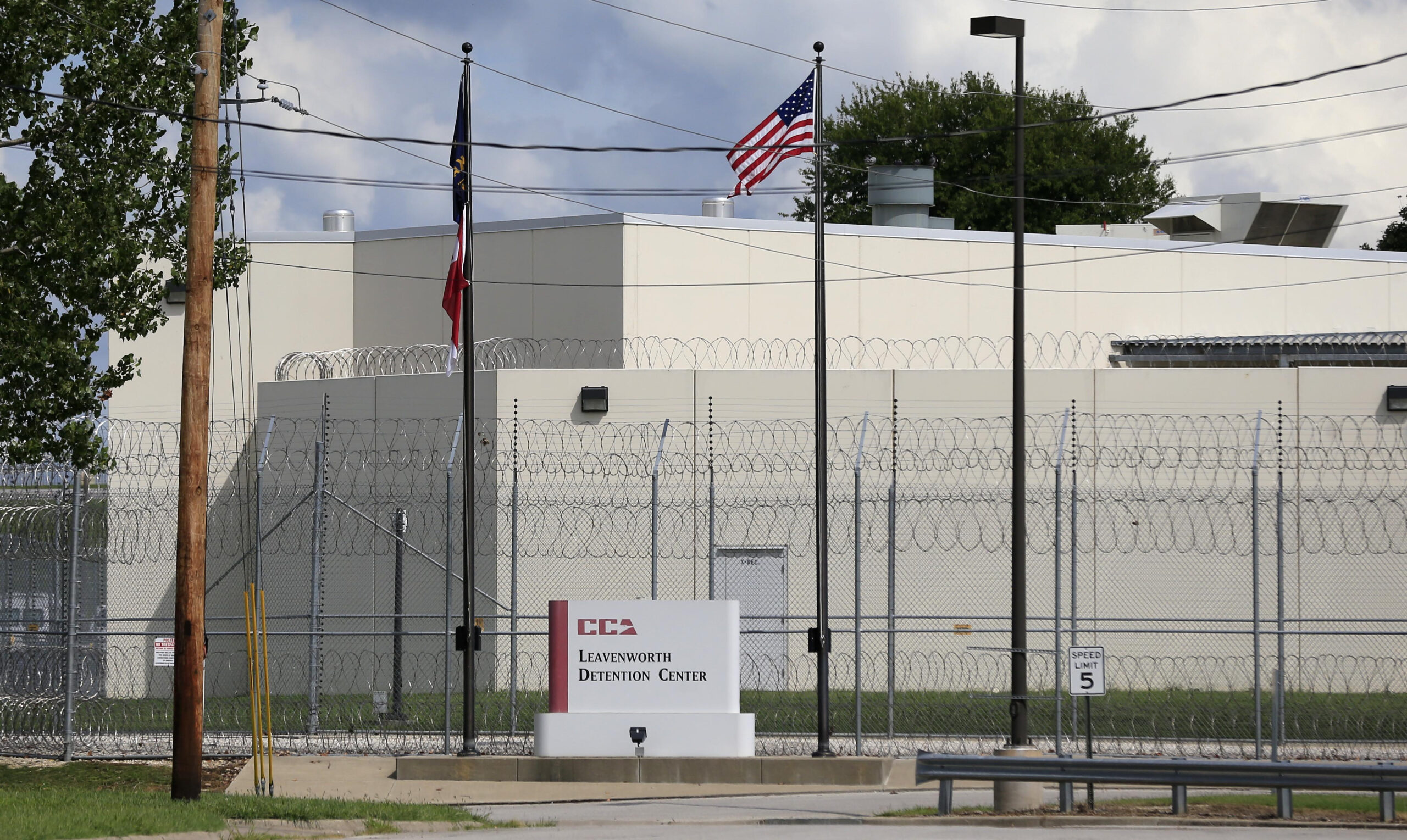 DOJ inspector general: Privately run federal prison poses safety risks for inmates, prisoners