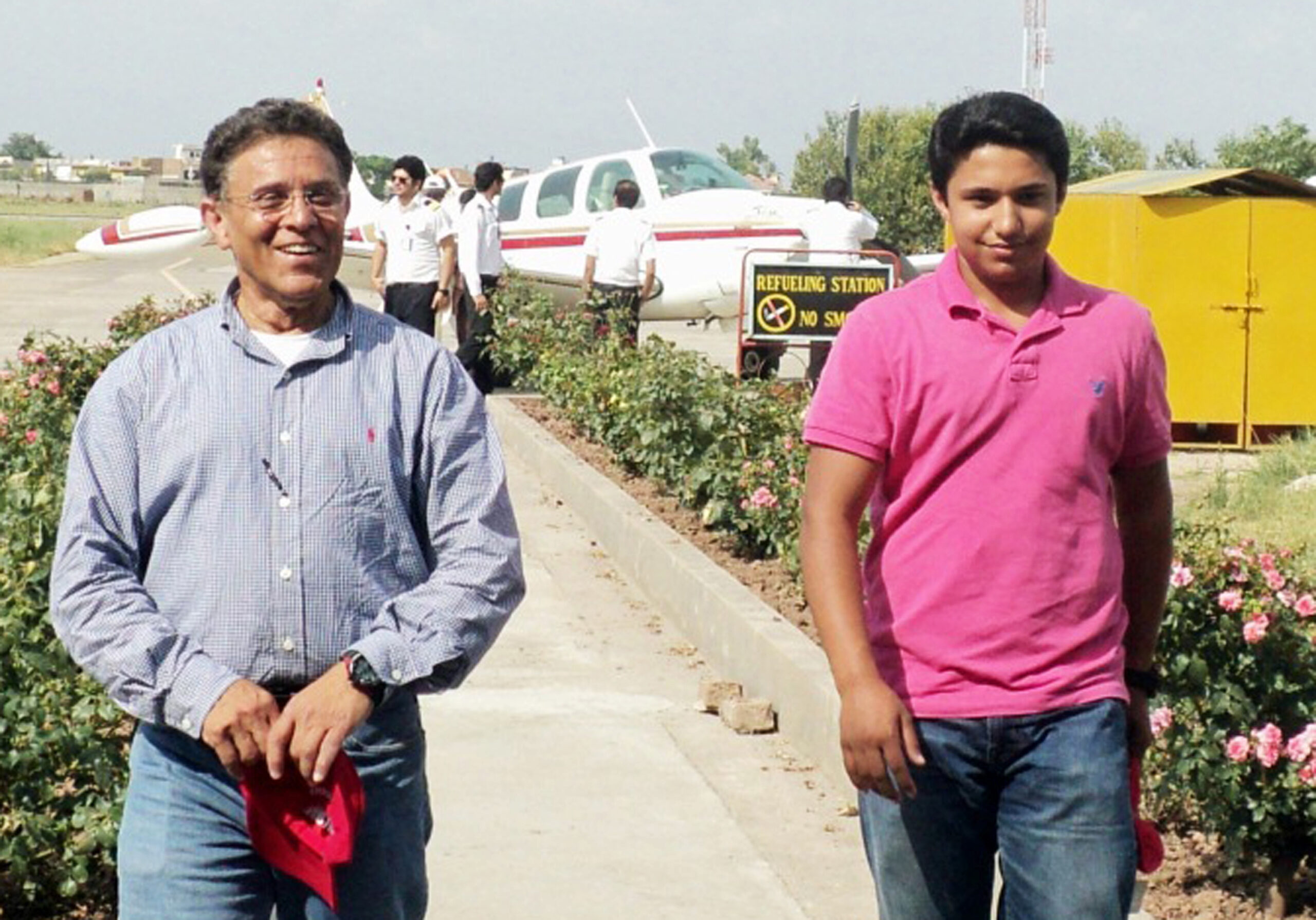 Witness: Teen’s plane didn’t show obvious distress