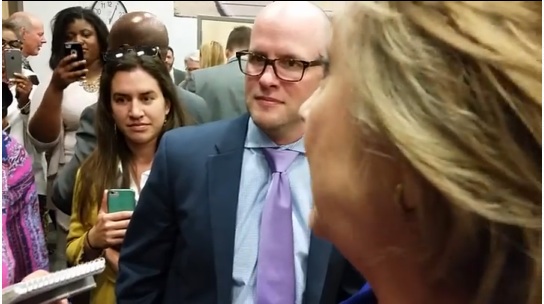 Video: Journalists Line Up for Selfies With Hillary Clinton