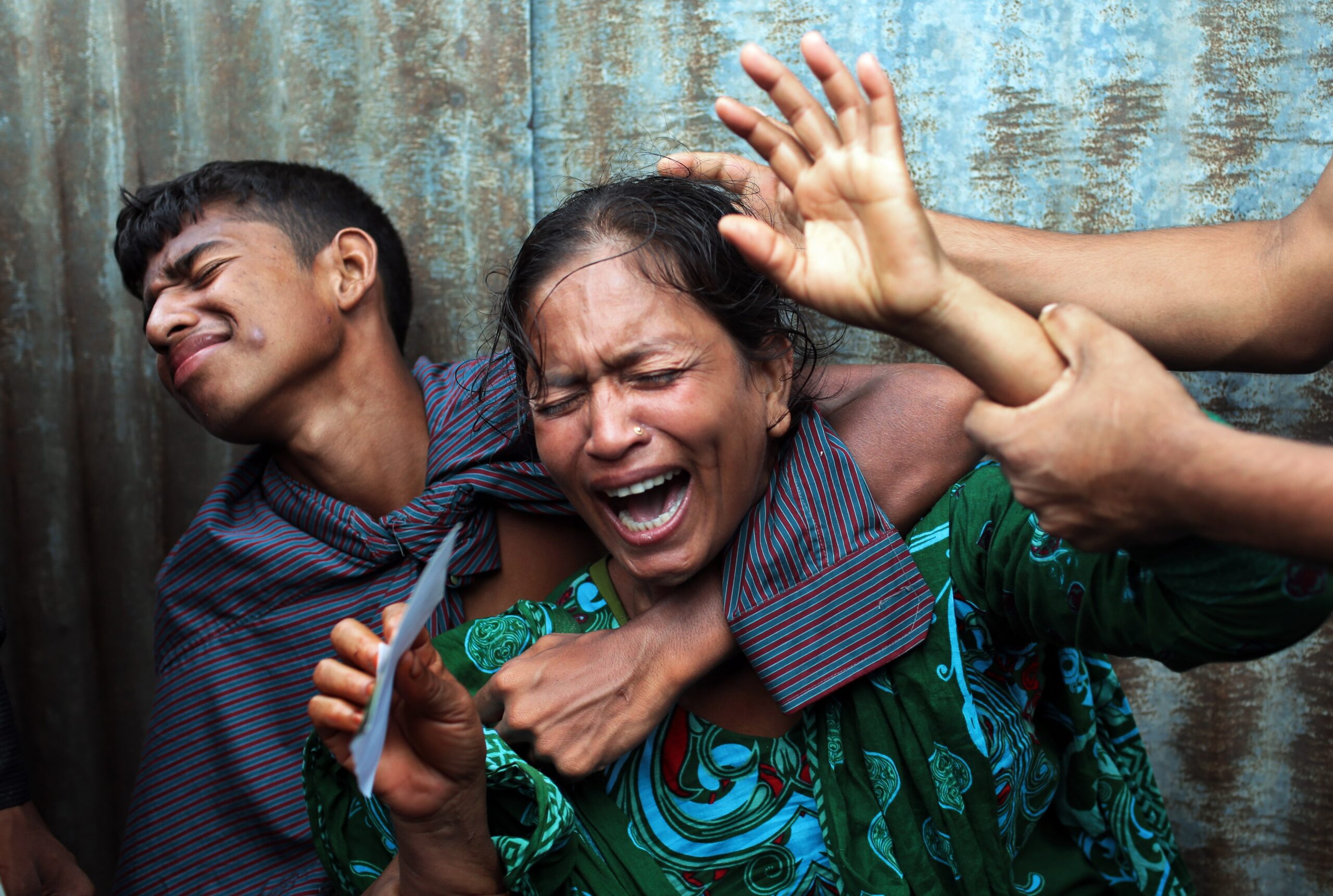 Bangladesh rescuers struggle to find sunken ferry