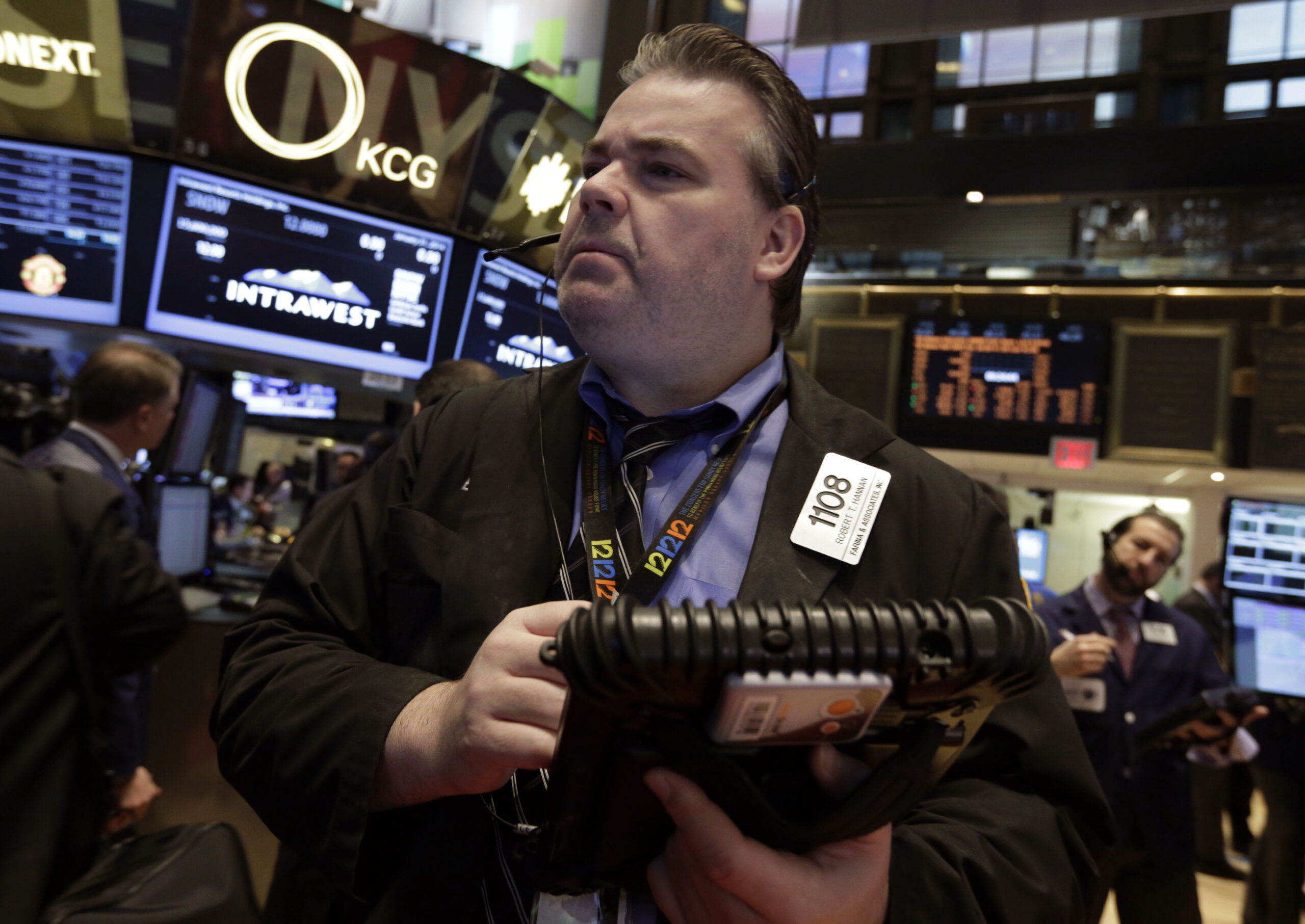 US stocks end tough January with another decline